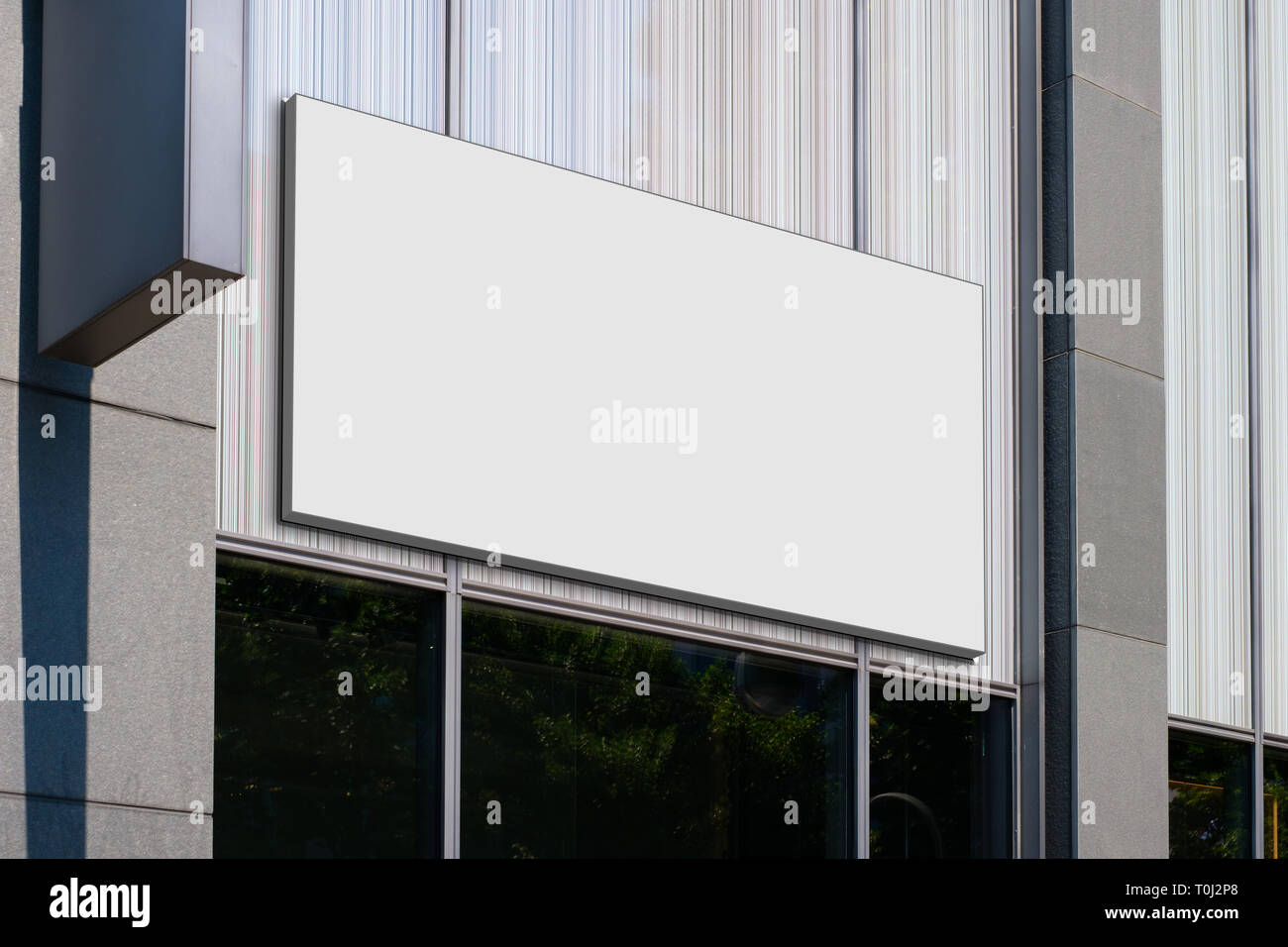 Blank billboard sur Magasin vide, signe sur store front immersive - Banque D'Images