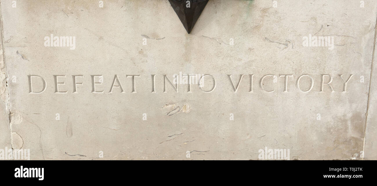 La défaite en victoire lettres creusées dans la base de la statue du Maréchal Le vicomte Slim dans Whitehall, Londres, Royaume-Uni. Banque D'Images