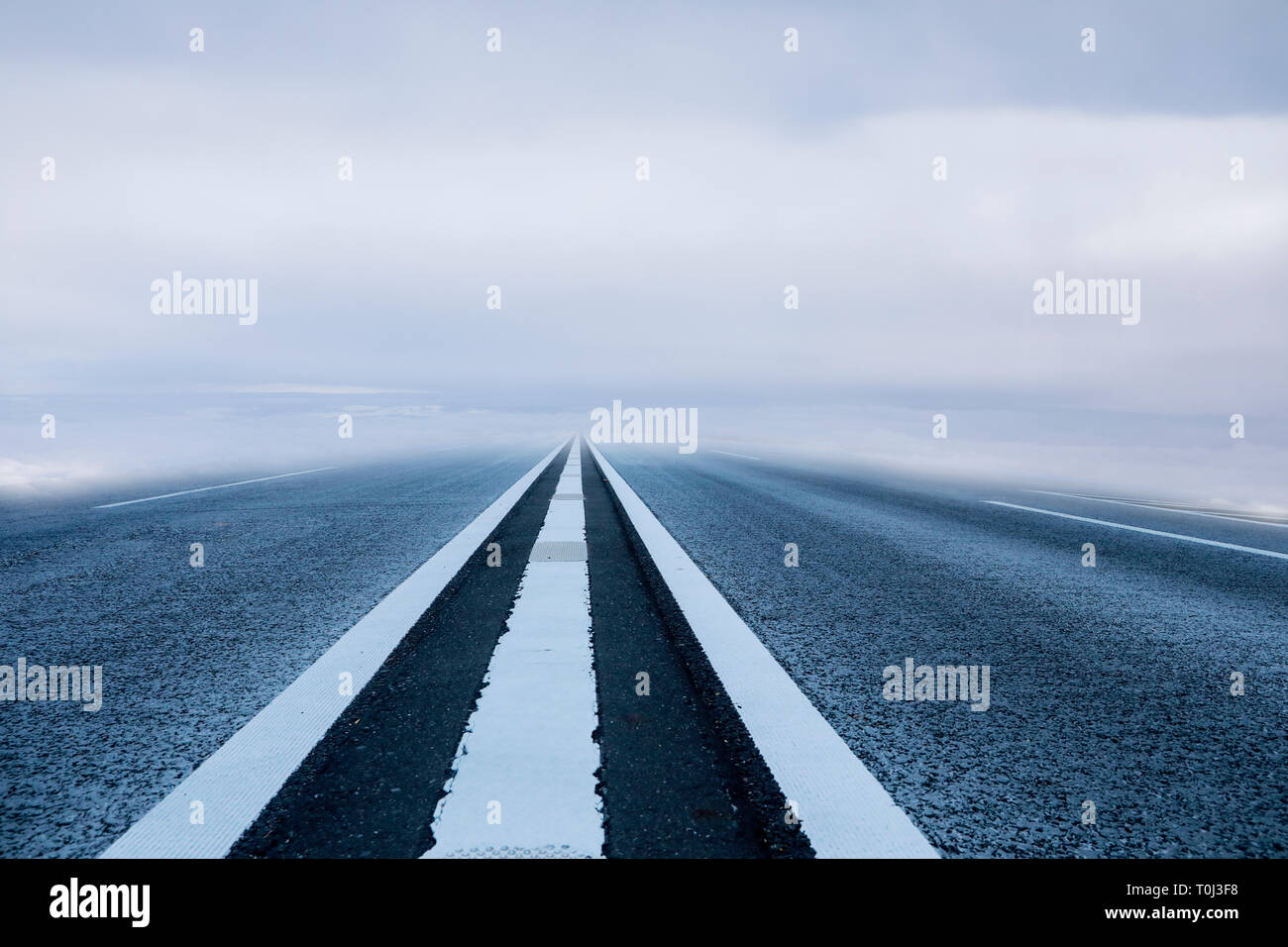 Route et la lumière du soleil sur le fond de l'arrière-plan de réussite Banque D'Images