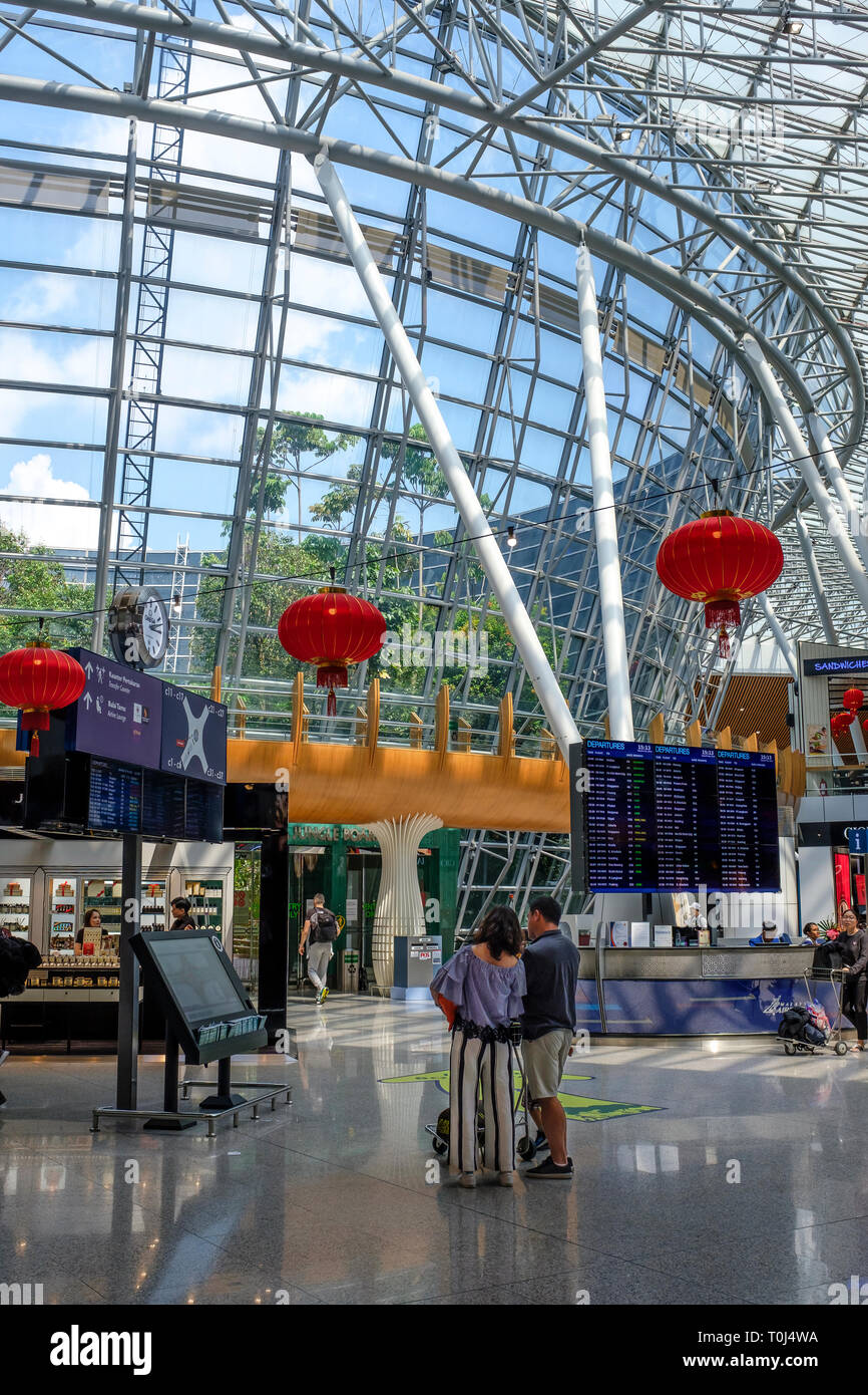 Les voyageurs internationaux vérifier leurs vols à l'Aéroport International de Kuala Lumpur. Banque D'Images
