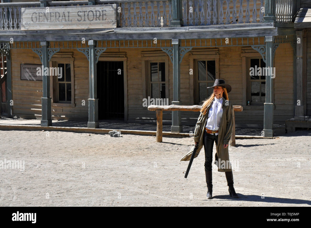 Acteurs Cowboy adopter de nouveau une scène de fusillade pour les touristes sur un ancien film sur l'ouest de Tabernas, Almeria, Espagne. Banque D'Images