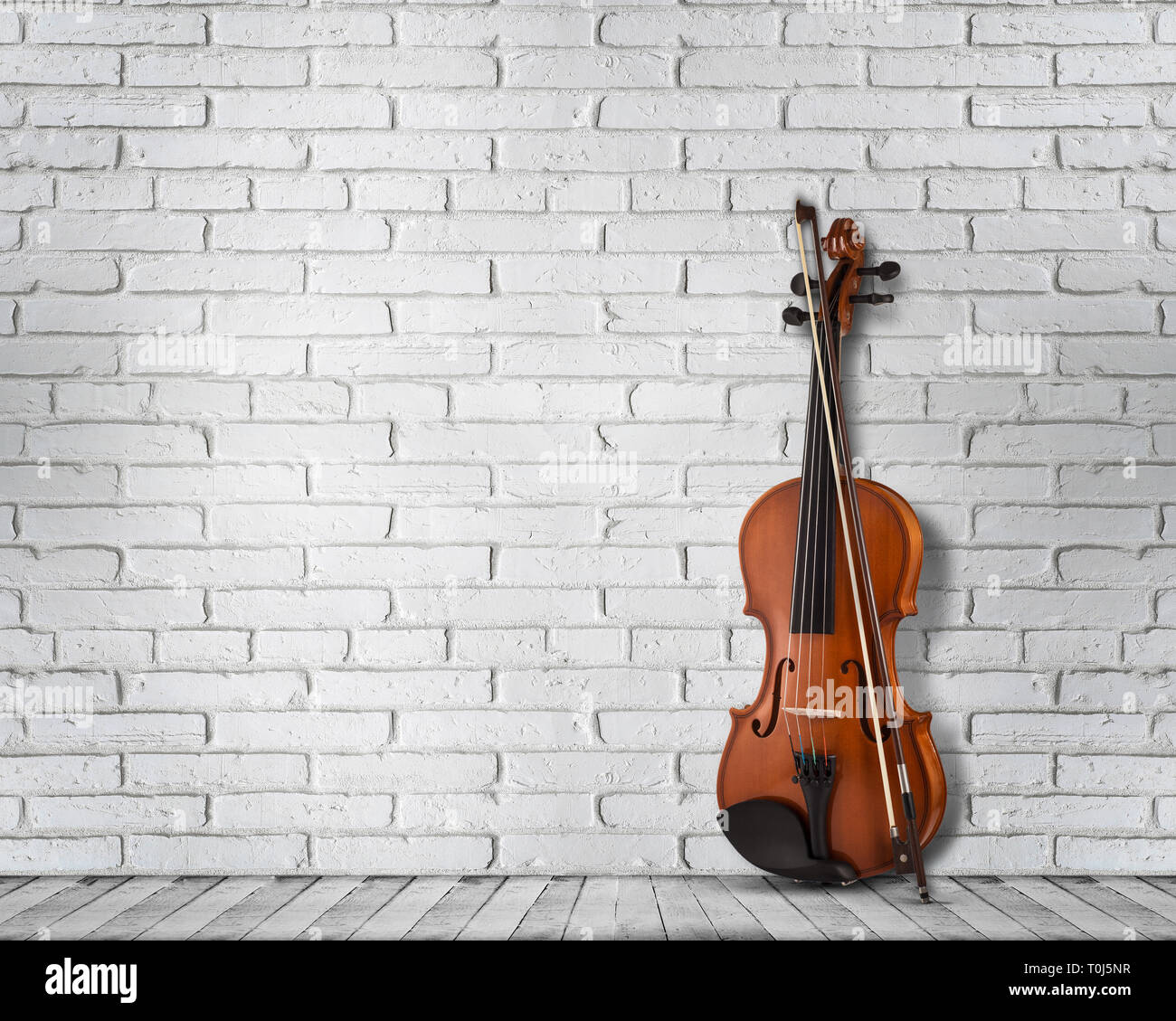 Violon antique Vintage près de brick wall background. Banque D'Images