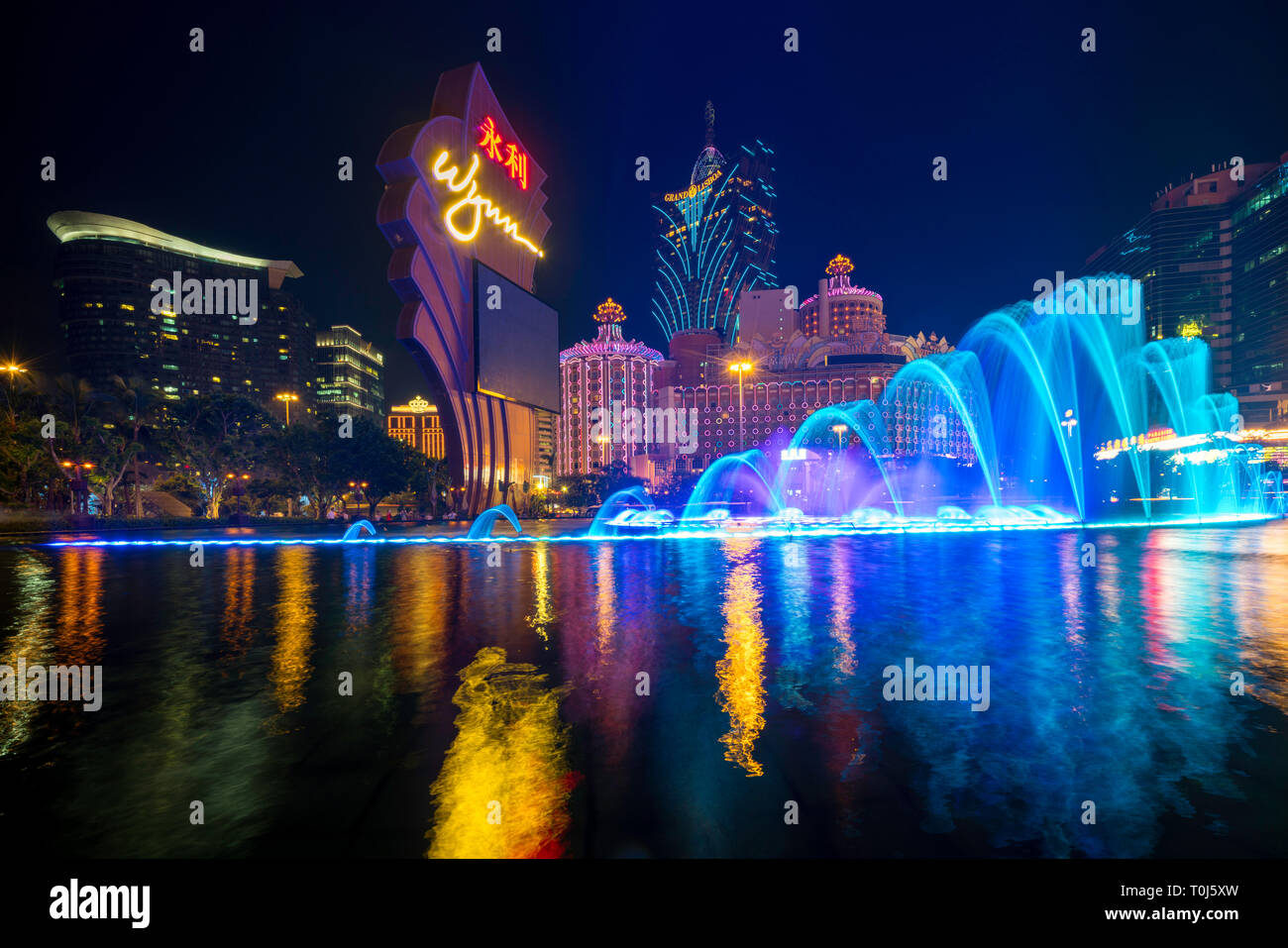 Très belle et très colorée avec beaucoup de néons lumineux. Photo de la fontaine danse spectacle au célèbre hôtel Wynn. Banque D'Images