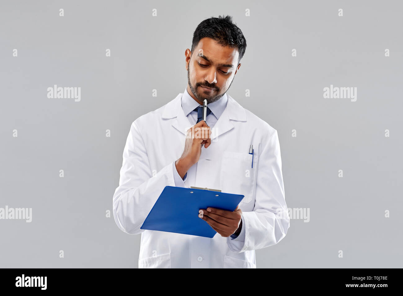 Indien médecin ou scientifique avec presse-papiers Banque D'Images