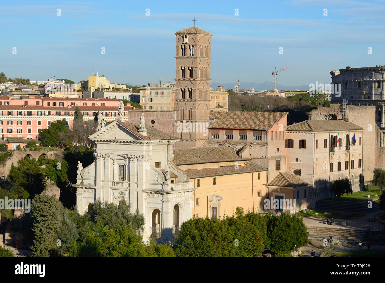 Église ou Basilique de Santa Francesco Romana, avec façade de 1615 par Carlo Lambardi, et les toits de Rome le Forum Romain Rome Italie Banque D'Images