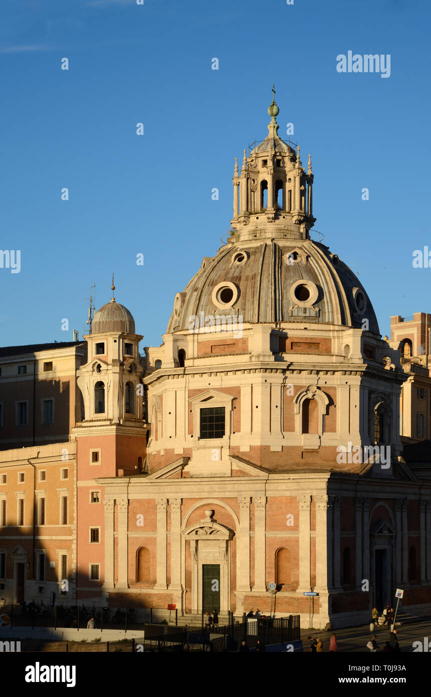 Façade Baroque, plafonnier et le toit de l'église de Santa Maria di Loreto (1507), conçu par Antonio da Sangallo le Jeune, Rome, Italie Banque D'Images