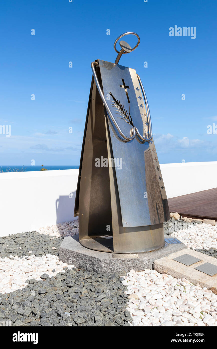 Phare du Cap St Vincent le cap Saint Vincent Steel sculpture de Saint Vincent le diacre Portugal Algarve Europe Banque D'Images