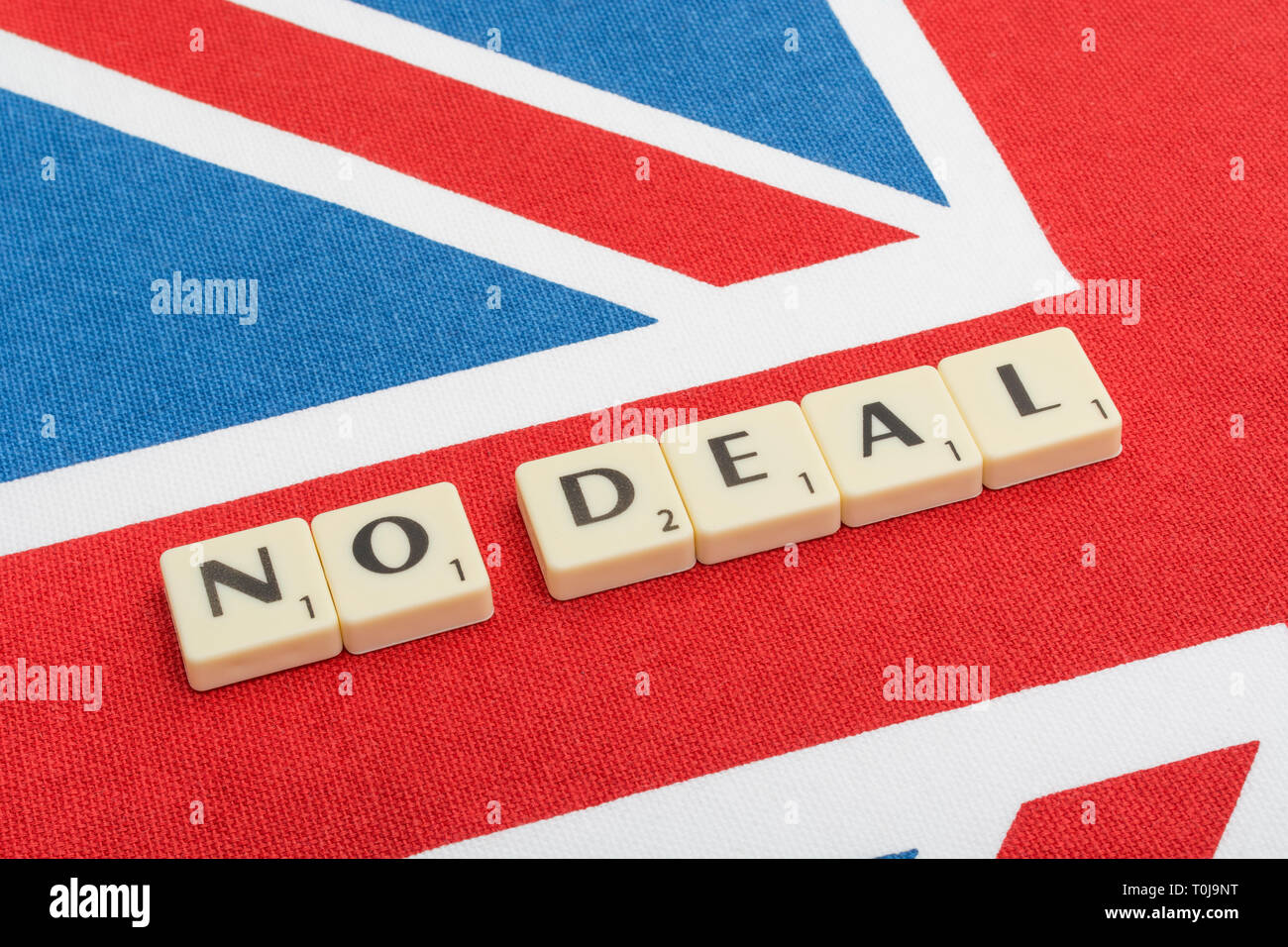 Motif Union Jack & Brexit « No Deal » en lettres de style scrabble, en ce qui concerne le maintien ou la sortie de l'UE, le concept de pétition d'annulation du Brexit, le Brexit de non-accord. Banque D'Images