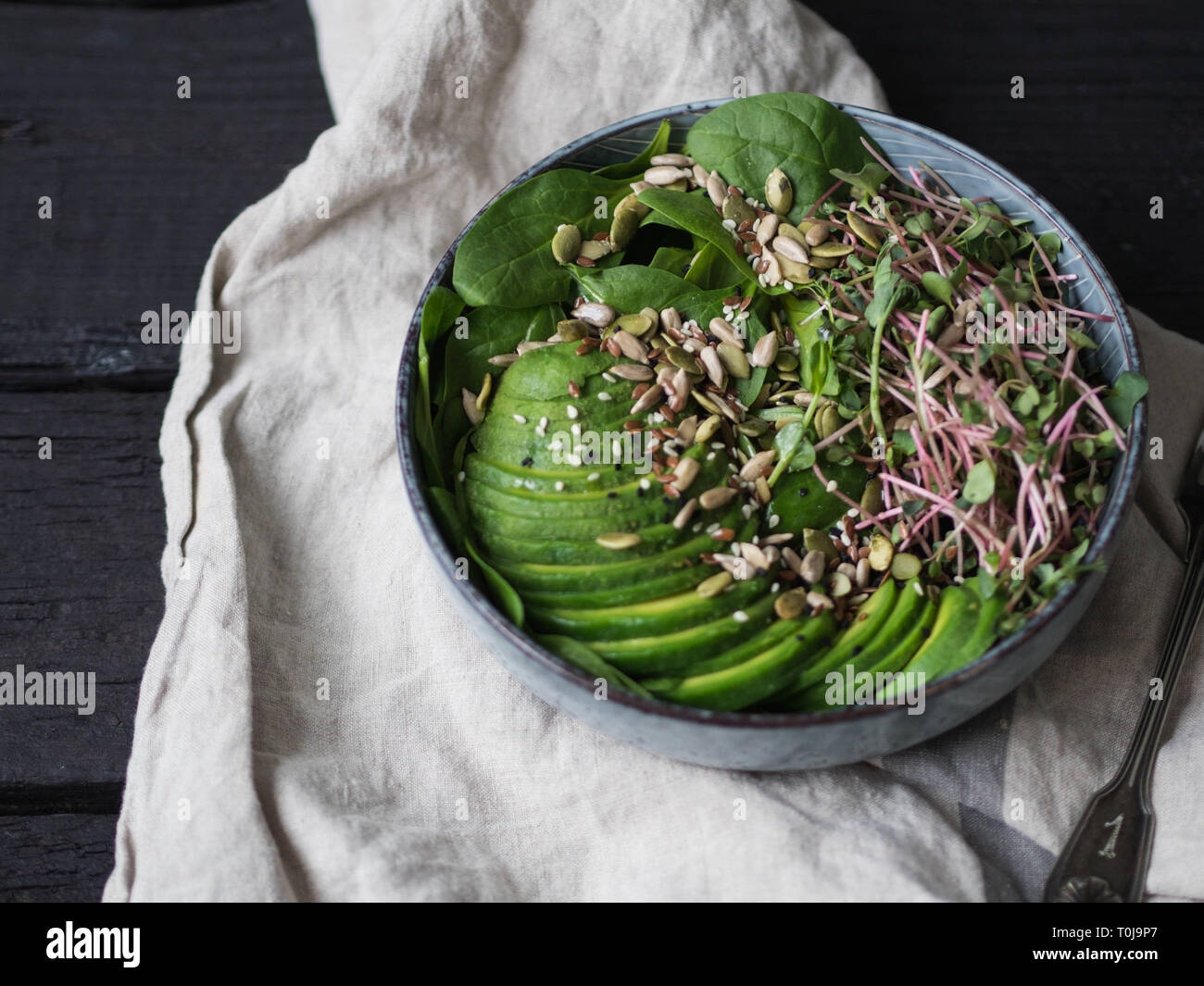 Vert sain salade de choux, épinards, avocats et diverses graines Banque D'Images