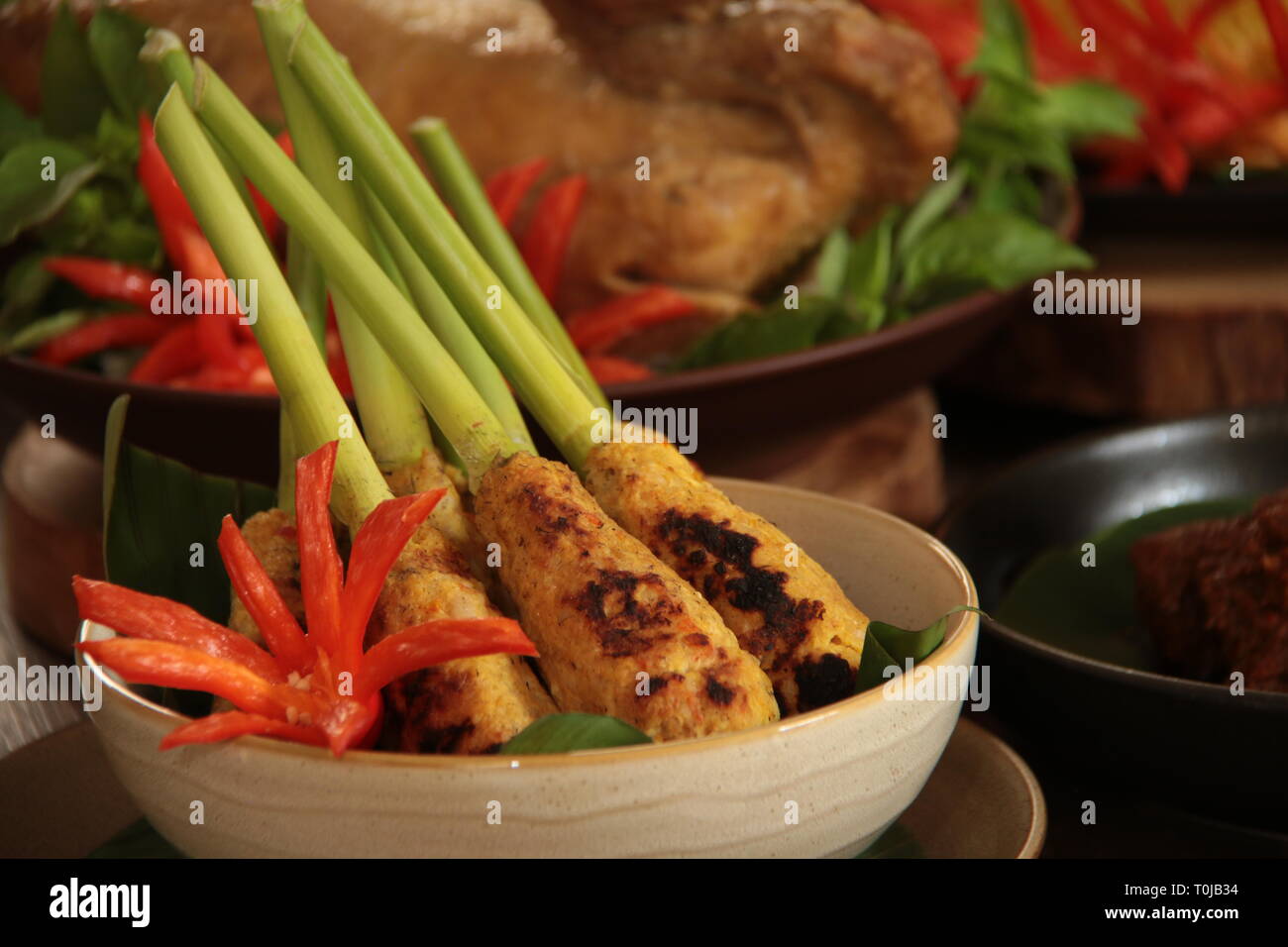 Sate Lilit. Satay balinais traditionnel de viande hachée enroulée autour de la citronnelle brochette. Banque D'Images