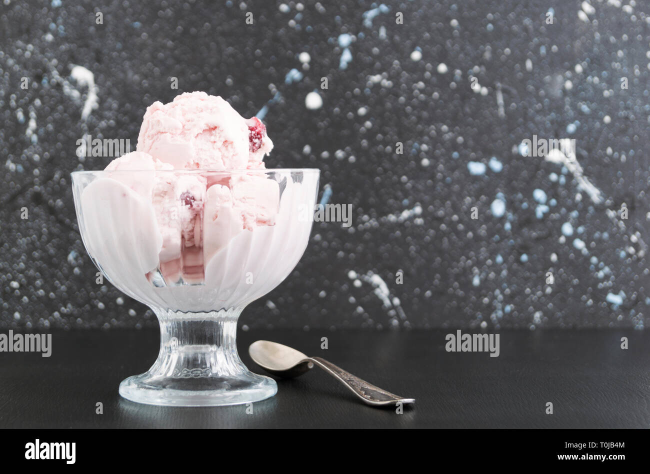 Boules de crème glacée dans un vase de verre. Banque D'Images