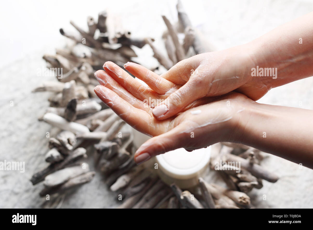 Femme est la peau sèche main cremating avec crème soin des mains. Banque D'Images