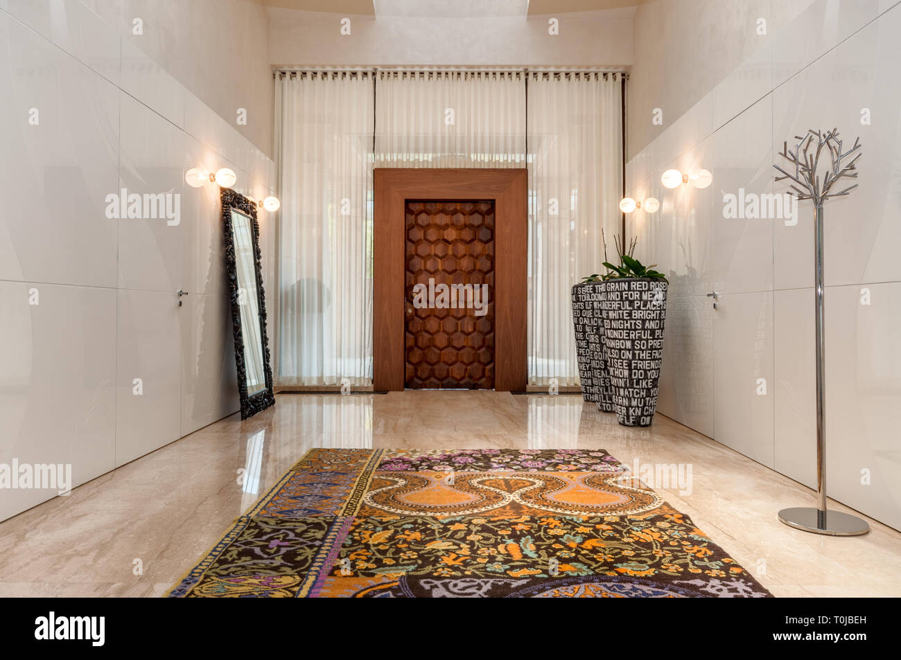 Couloir de marbre luxueux intérieur de porte avant en maison contemporaine moderne Banque D'Images
