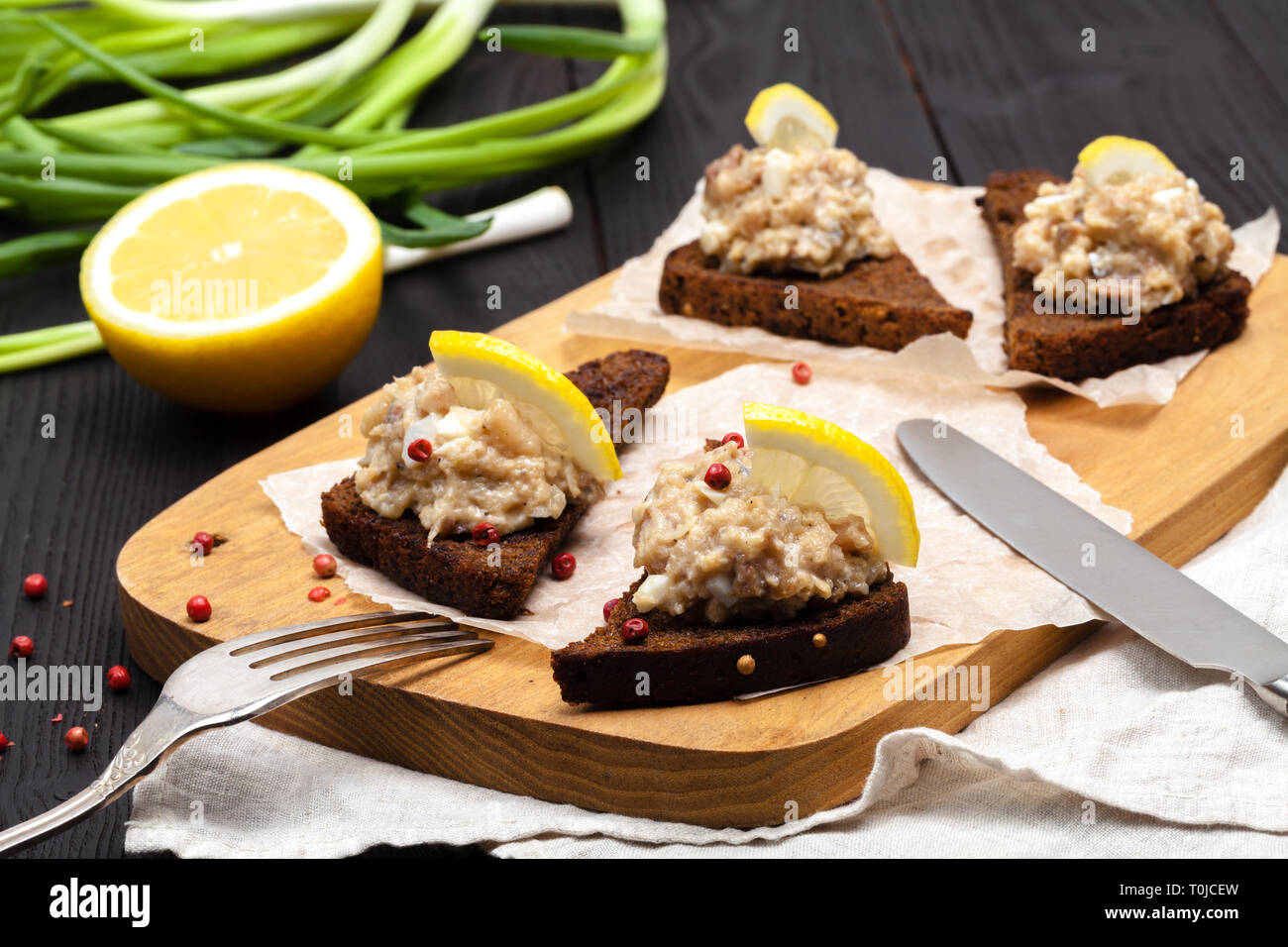 Filet de hareng émincé avec apple et d'œufs sur le pain de seigle grillé, des plats de la cuisine juive traditionnelle, snack-forshmak ou apéritif Banque D'Images