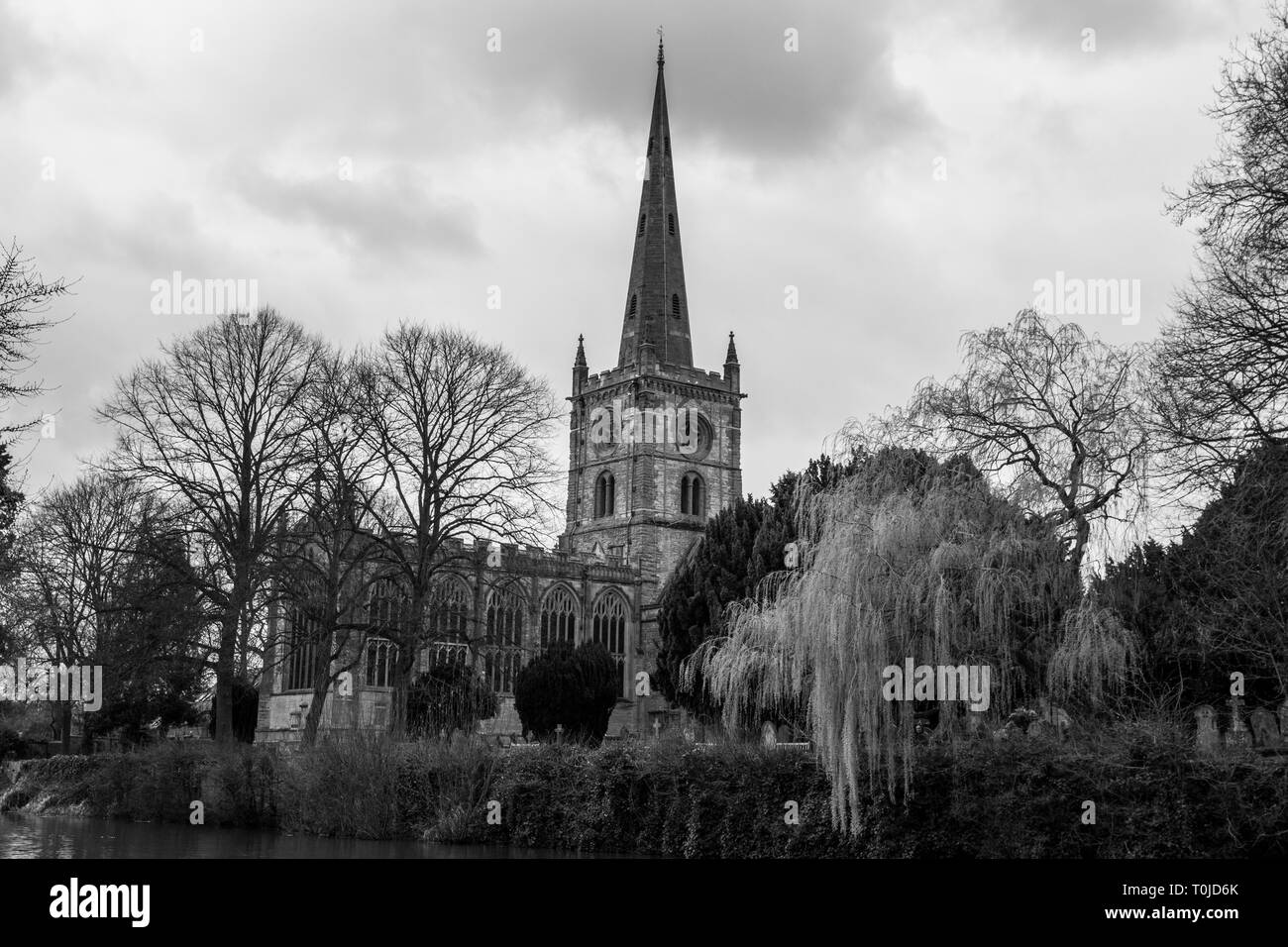 Vue sur la rivière de l'église Holy Trinity, Stratford upon Avon - England UK Banque D'Images