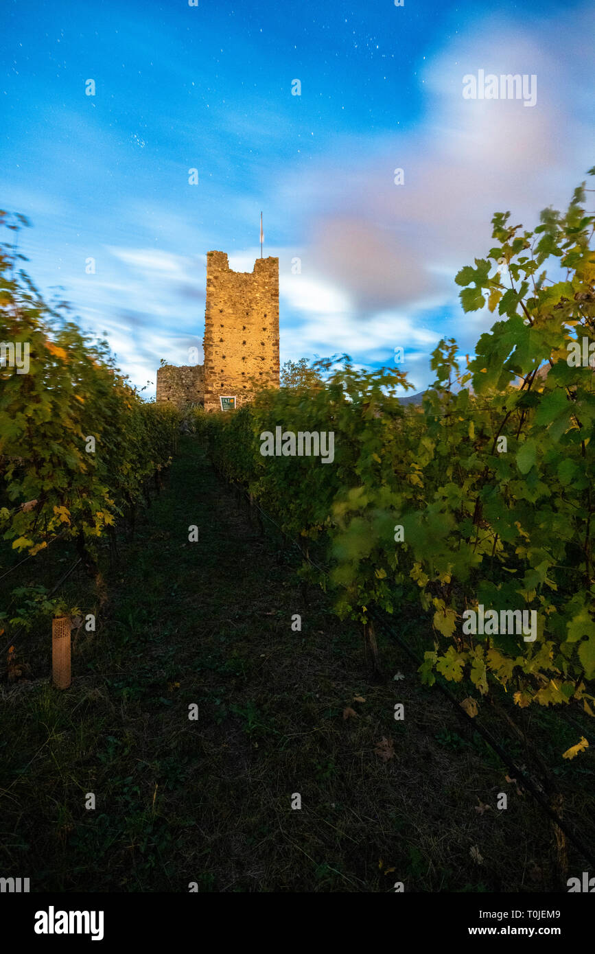 Étoile au-dessus de la tour médiévale de Castel, Grumello Montagna en Valteline, province de Sondrio, Valtellina, Lombardie, Italie Banque D'Images