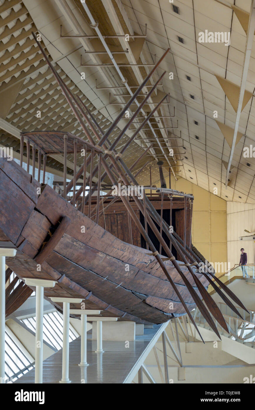 Le navire Khufu restauré barge solaire, à côté de la Grande Pyramide, Giza, Le Caire, Egypte Banque D'Images