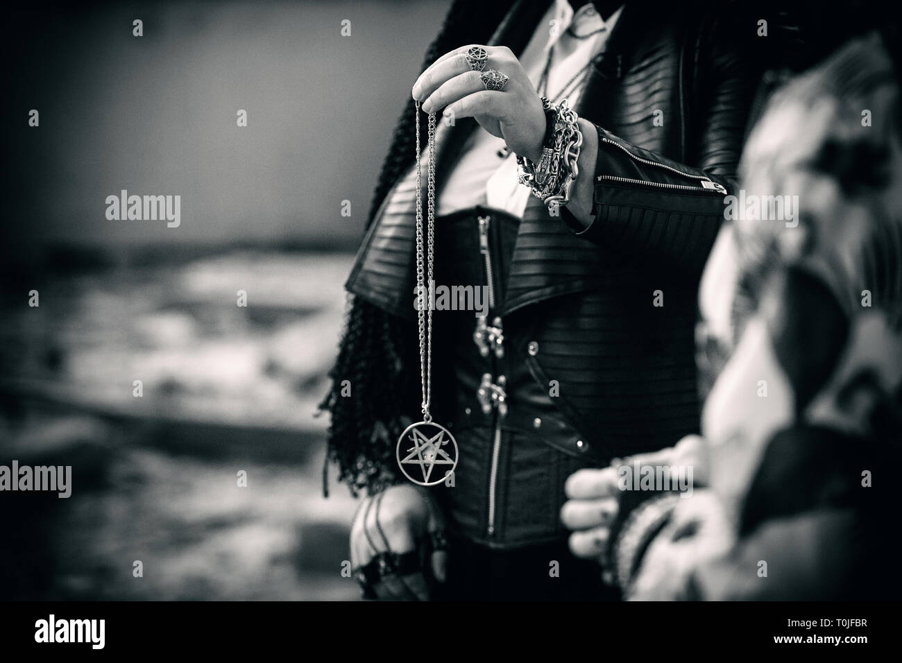 Mains d'une voyante avec un pentagramme au cours d'un rituel, occulte et la magie noire Banque D'Images