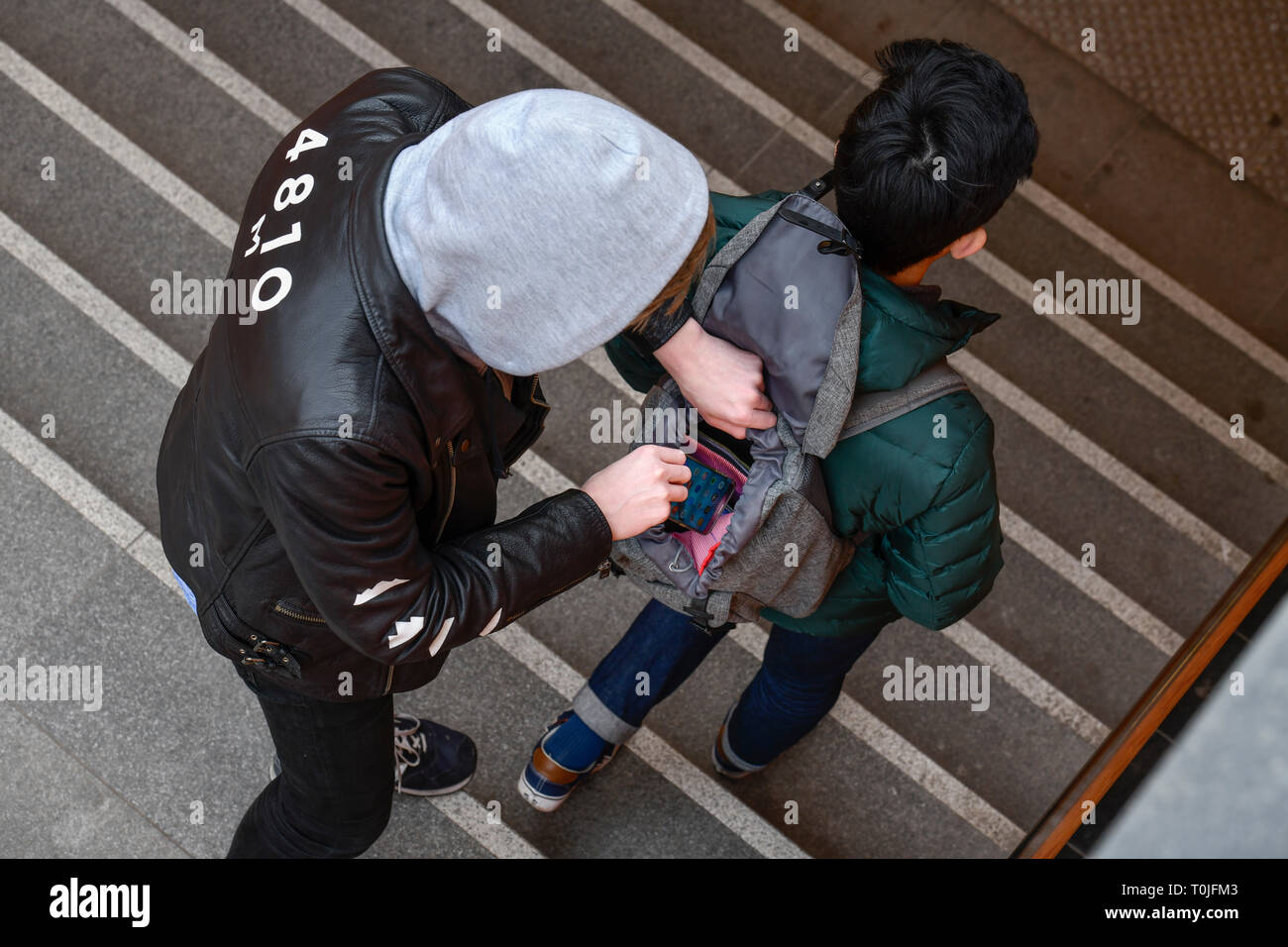 Le vol d'un téléphone mobile à partir d'un sac à dos, l'activité criminelle de la rue, mettre photo, Diebstahl aus einem von Handys, sac à dos, Straßenkriminalität gestellt Banque D'Images