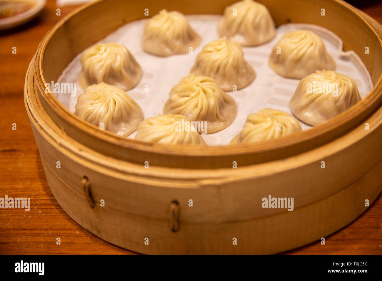 La vapeur chinois steamed bun ( baozi ) nommé Xiaolongbao également appelé une soupe dumpling. Attribution d'une étoile Michelin restaurant Din Tai Fung Banque D'Images