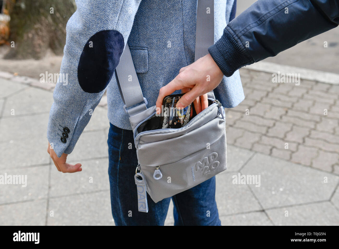Le vol d'un téléphone mobile à partir d'un sac à main, street l'activité criminelle, mettre photo, Diebstahl aus einer von Handys Handtasche, Straßenkriminalität, gestell Banque D'Images