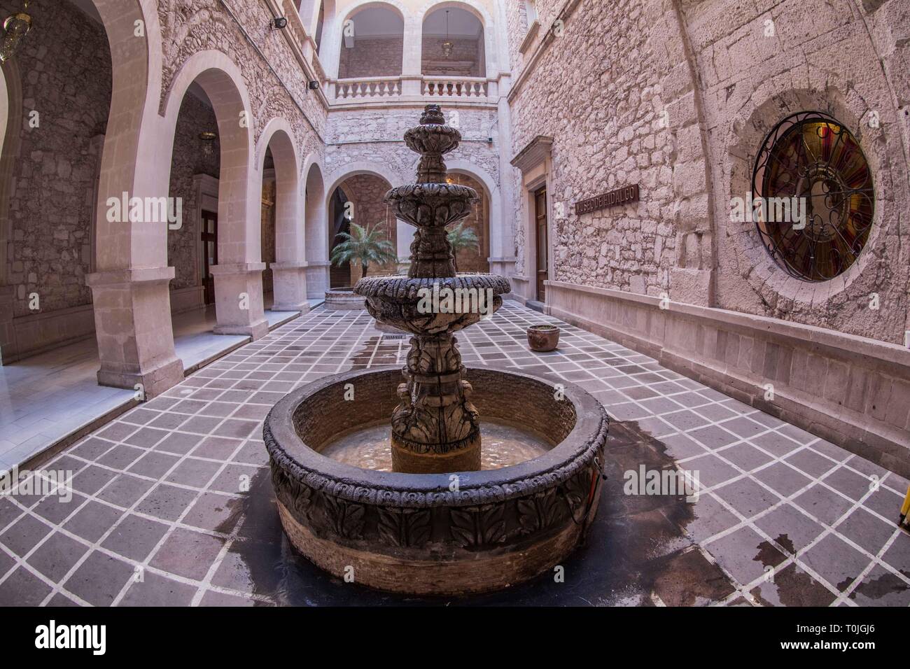 Le Palais du Gouvernement de l'état de Chihuahua au Mexique situé dans le centre historique de la ville de Chihuahua, c'est le siège de l'État exécutif. Le bâtiment est emblématique de la ville, depuis l'intérieur c'est "l'autel de la patrie' de Miguel Hidalgo, site qui a été occupé par le patio de l'ancien collège des Jésuites de Chihuahua où Hidalgo a été abattu le 30 juillet 1811 ainsi qu'un musée thématique de la guerre d'indépendance du Mexique. ©Foto :/LuisGutierrrez NortePhoto.com El Palacio de Gobierno del Estado de Chihuahua Mexique ubicado en el centro histórico de la Ciudad de Banque D'Images