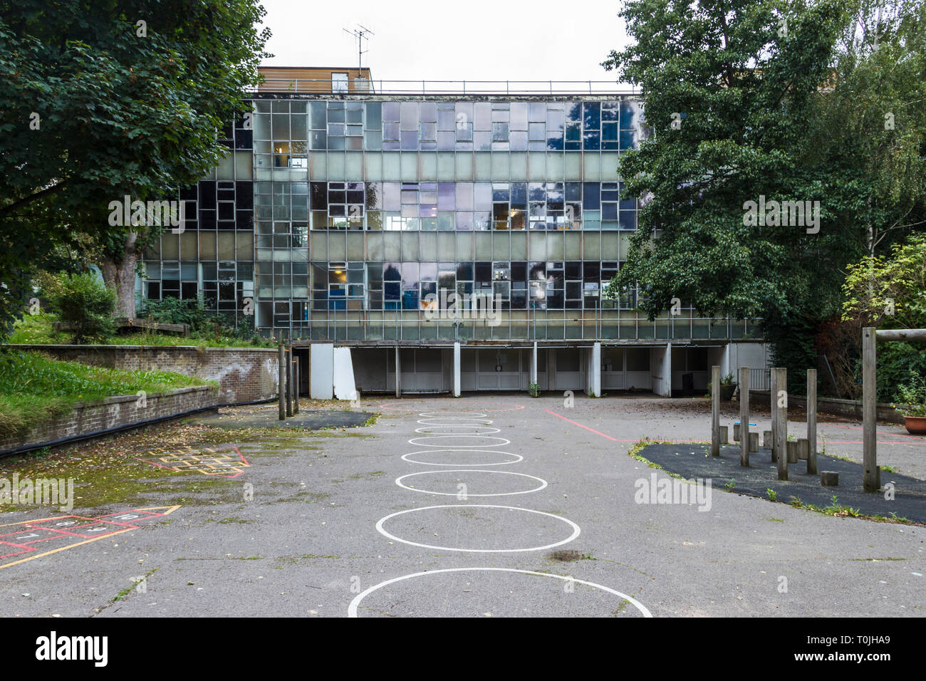 L'aire de jeux et de l'immeuble principal de l'école primaire, Ashmount vide avant sa démolition et reconstruction que Whitehall Park School, North London, UK Banque D'Images