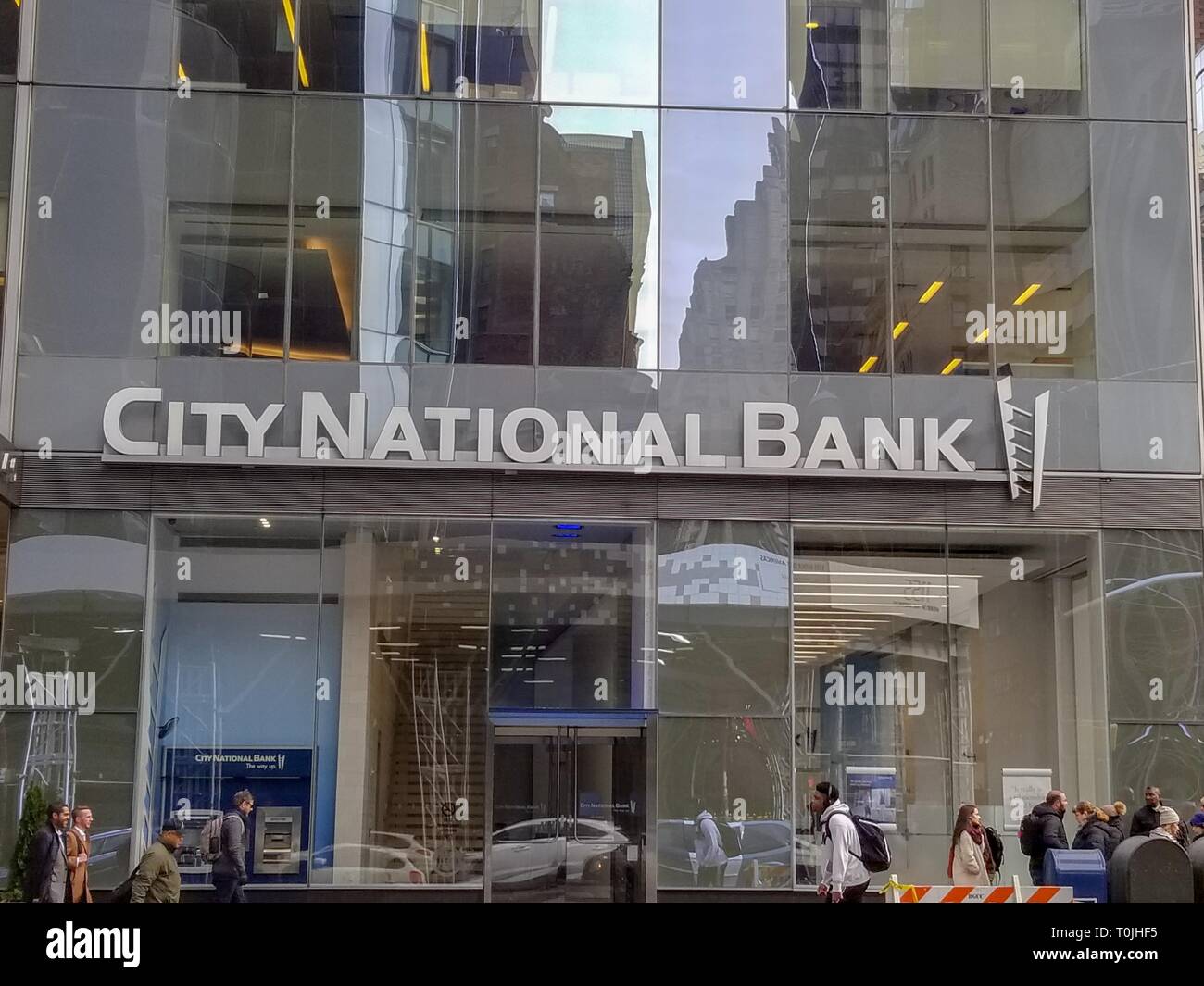 Les gens à pied passé signe sur façade au bureau de la Banque nationale de la ville de Manhattan, New York City, New York, 6 février 2019. () Banque D'Images