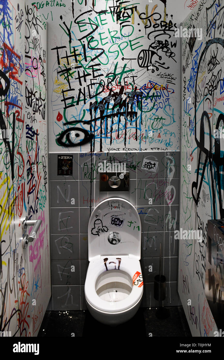 Toilettes, Streetartmuseum urbain Bülowstrasse, nation, beauté's Mountain, Berlin, Allemagne, Toilette, Urban Nation Streetartmuseum Schönebe, Bülowstraße, Banque D'Images