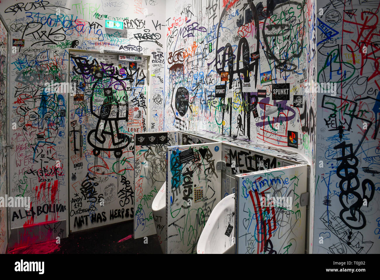 Toilettes, Streetartmuseum urbain Bülowstrasse, nation, beauté's Mountain, Berlin, Allemagne, Toilette, Urban Nation Streetartmuseum Schönebe, Bülowstraße, Banque D'Images
