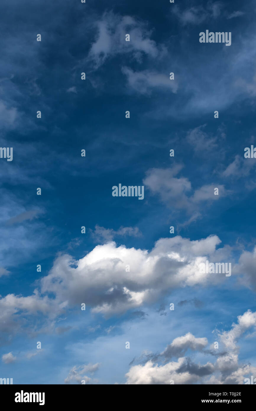 De beaux nuages blancs sur le ciel bleu comme du vrai natural background Banque D'Images