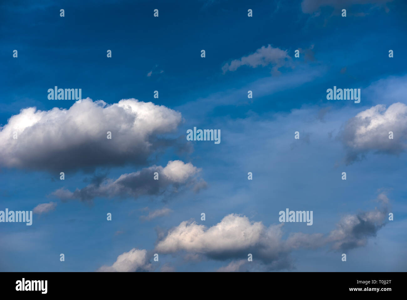 De beaux nuages blancs sur le ciel bleu comme du vrai natural background Banque D'Images