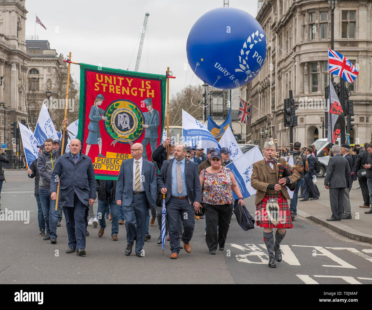 La place du parlement, Londres, Royaume-Uni. 20 mars, 2019. La Prison Officers Association Marche et un rassemblement a lieu à Westminster, avec des membres manifestant pour la sécurité au travail, retraite de retraite de 60 ans et la gestion de l'état des prisons. Les chefs d'mars Methodist Central Hall pour un rassemblement devant les membres de leurs députés au Parlement européen dans le hall. Credit : Malcolm Park/Alamy Live News. Banque D'Images