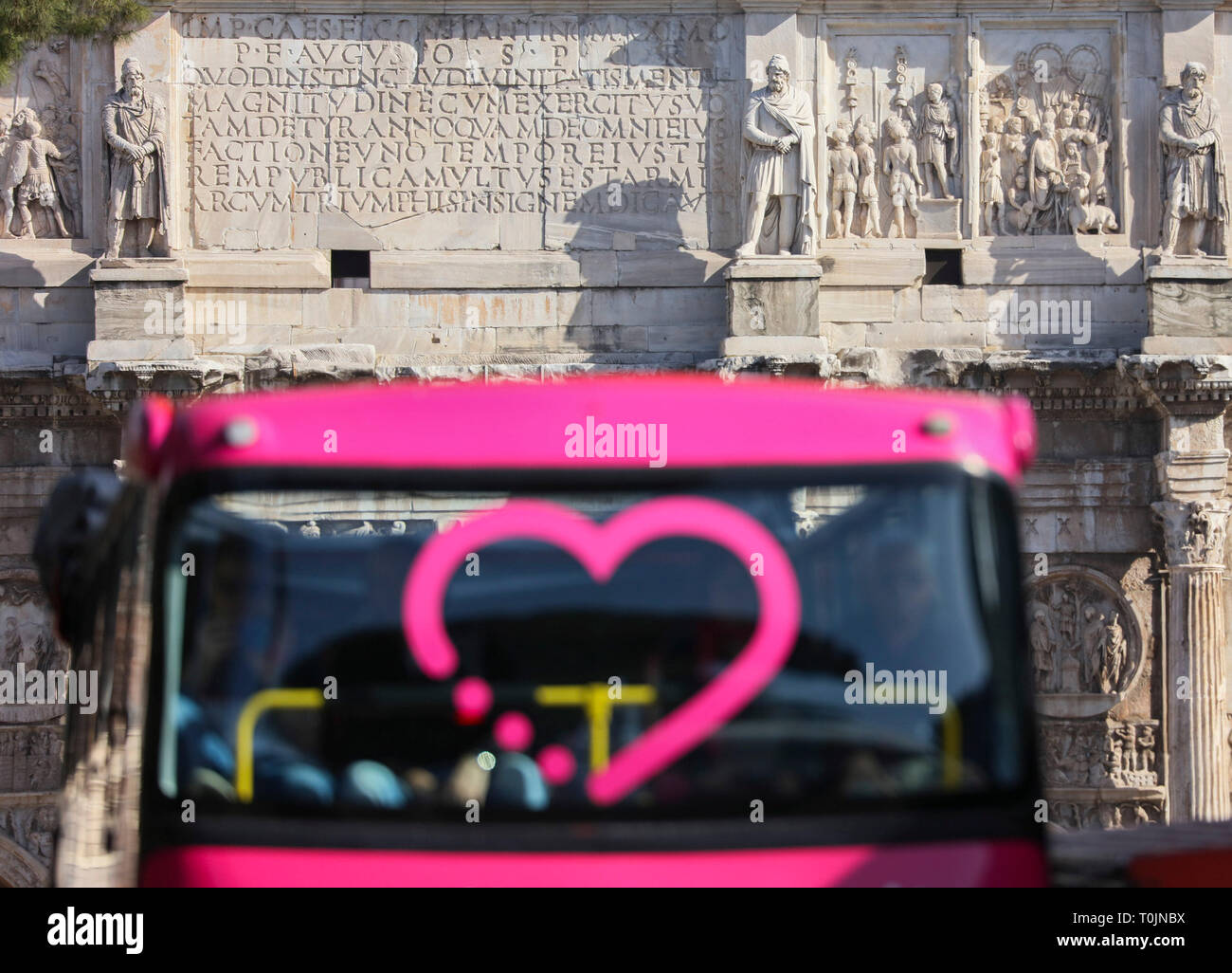 Rome, Italie. Mar 19, 2019. Un bus de tourisme est vu en face de l'Arc de triomphe de Constantin à Rome, capitale de l'Italie, le 19 mars 2019. Credit : Lan Hongguang/Xinhua/Alamy Live News Banque D'Images