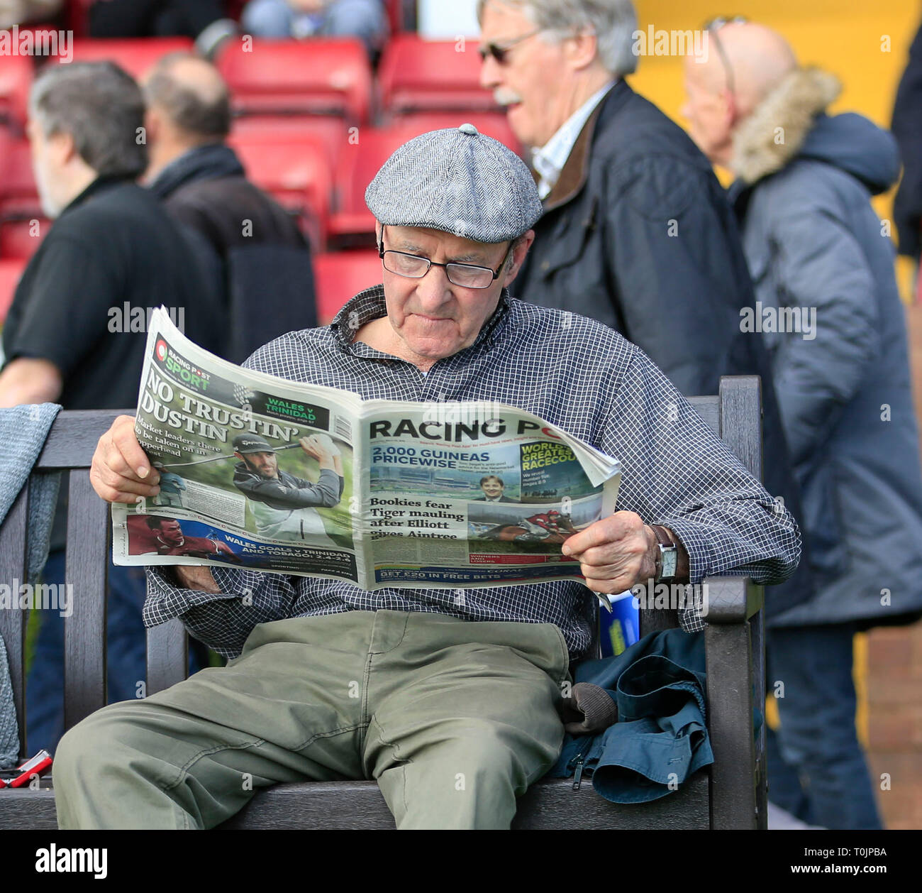 Haydock Park Racecourse, Merseyside, Royaume-Uni. Mar 20, 2019. Courses de chevaux ; Racegoer Haydock Park Crédit : étude de l'action forme Plus Sport/Alamy Live News Banque D'Images