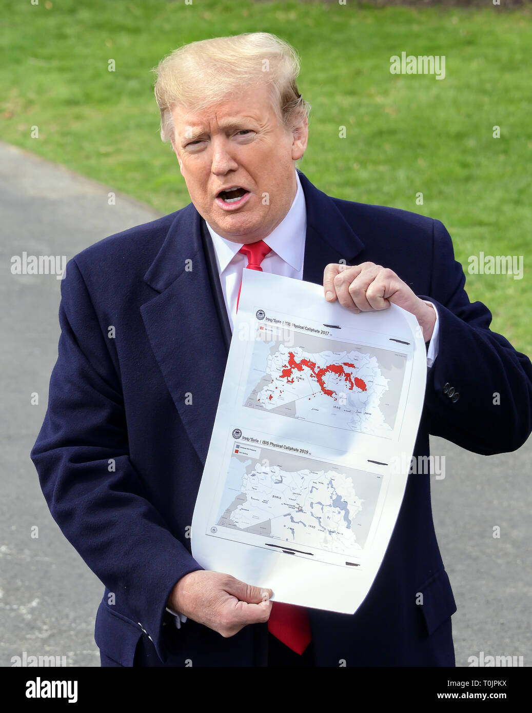 Washington, District de Columbia, Etats-Unis. Mar 20, 2019. Le Président des Etats-Unis, Donald J. Trump montre une carte montrant le territoire de la ''l'Iraq/Syrie ISIS 2017 califat physique'' (en haut) ''La Syrie/Iraq califat 2019 Physique ISIS'' (en bas) comme il parle aux médias qu'il quitte la pelouse Sud de la Maison Blanche à Washington, DC pour une journée à Lima, Ohio et Canton, Ohio. Credit : Ron Sachs/CNP/ZUMA/Alamy Fil Live News Banque D'Images