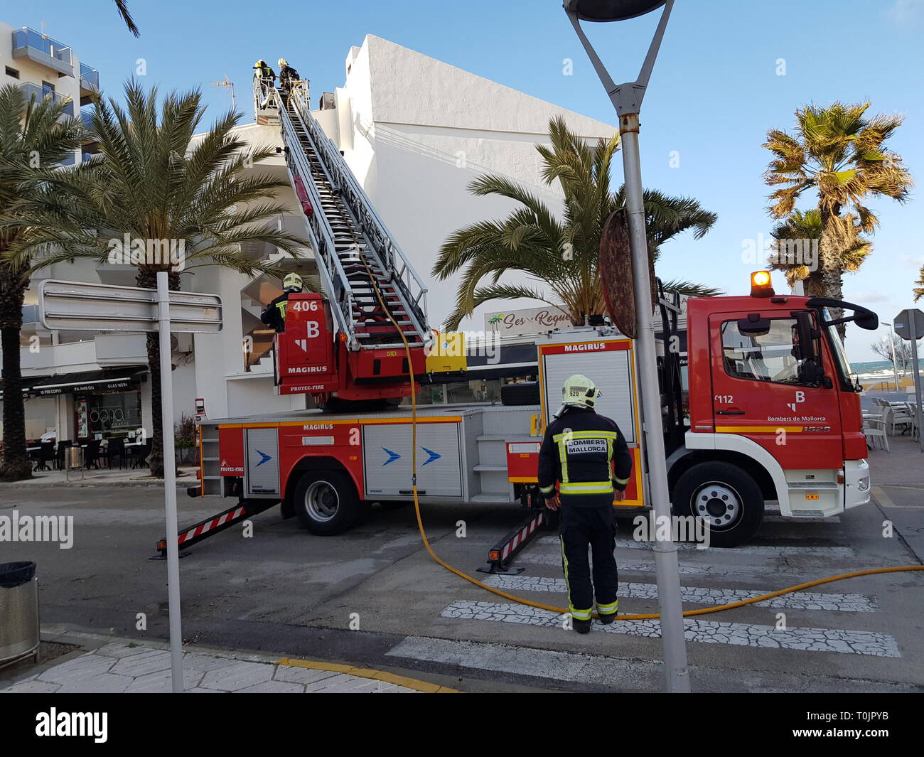 Can Picafort, Majorque, Espagne. Mar 20, 2019. Les pompiers éteindre le feu sur le toit d'un immeuble causé par une cheminée, coupe la route. Credit : Sergiu Gabi Trasa/Alamy Live News Banque D'Images