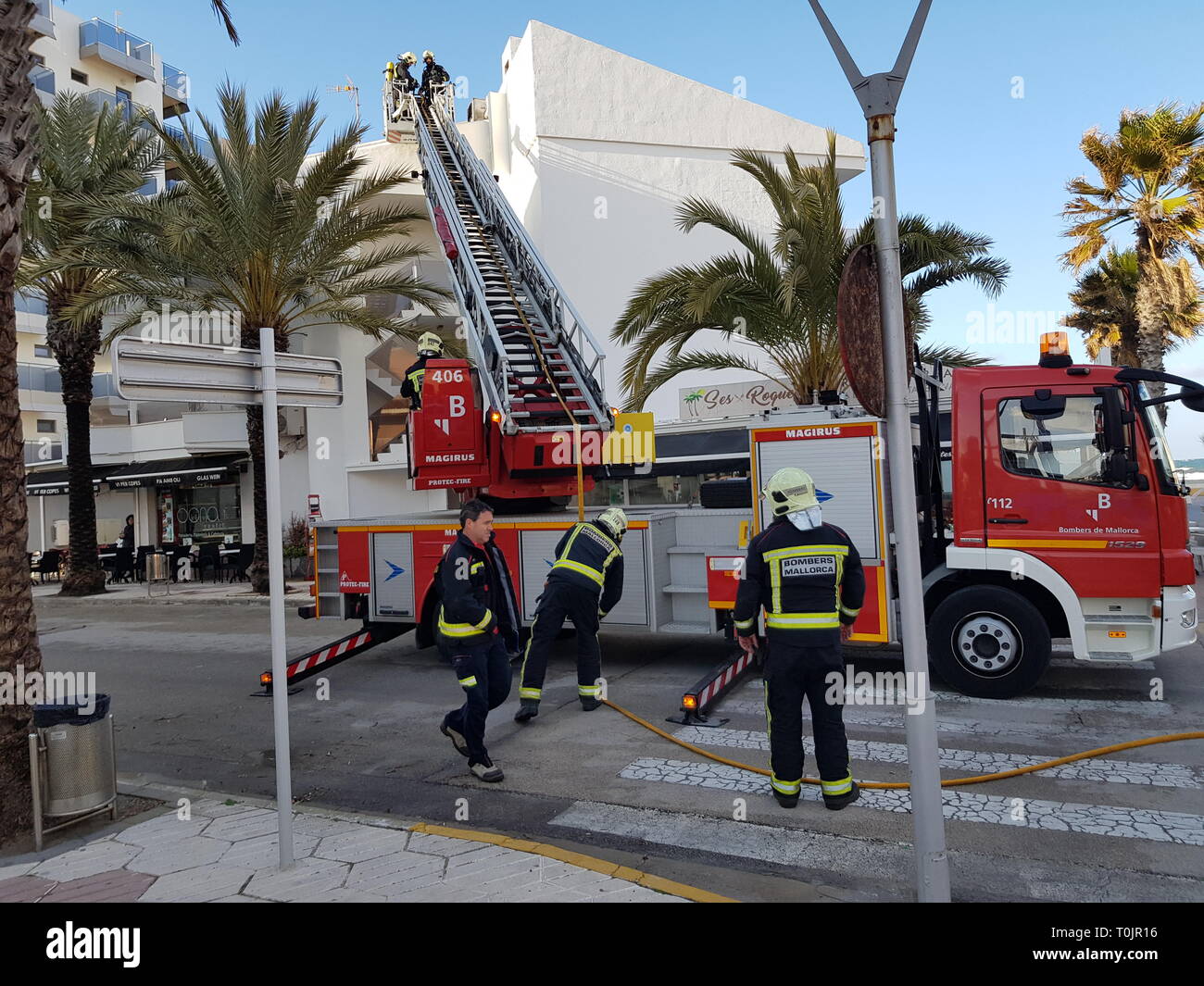 Can Picafort, Majorque, Espagne. Mar 20, 2019. Les pompiers éteindre le feu sur le toit d'un immeuble causé par une cheminée, coupe la route. Credit : Sergiu Gabi Trasa/Alamy Live News Banque D'Images