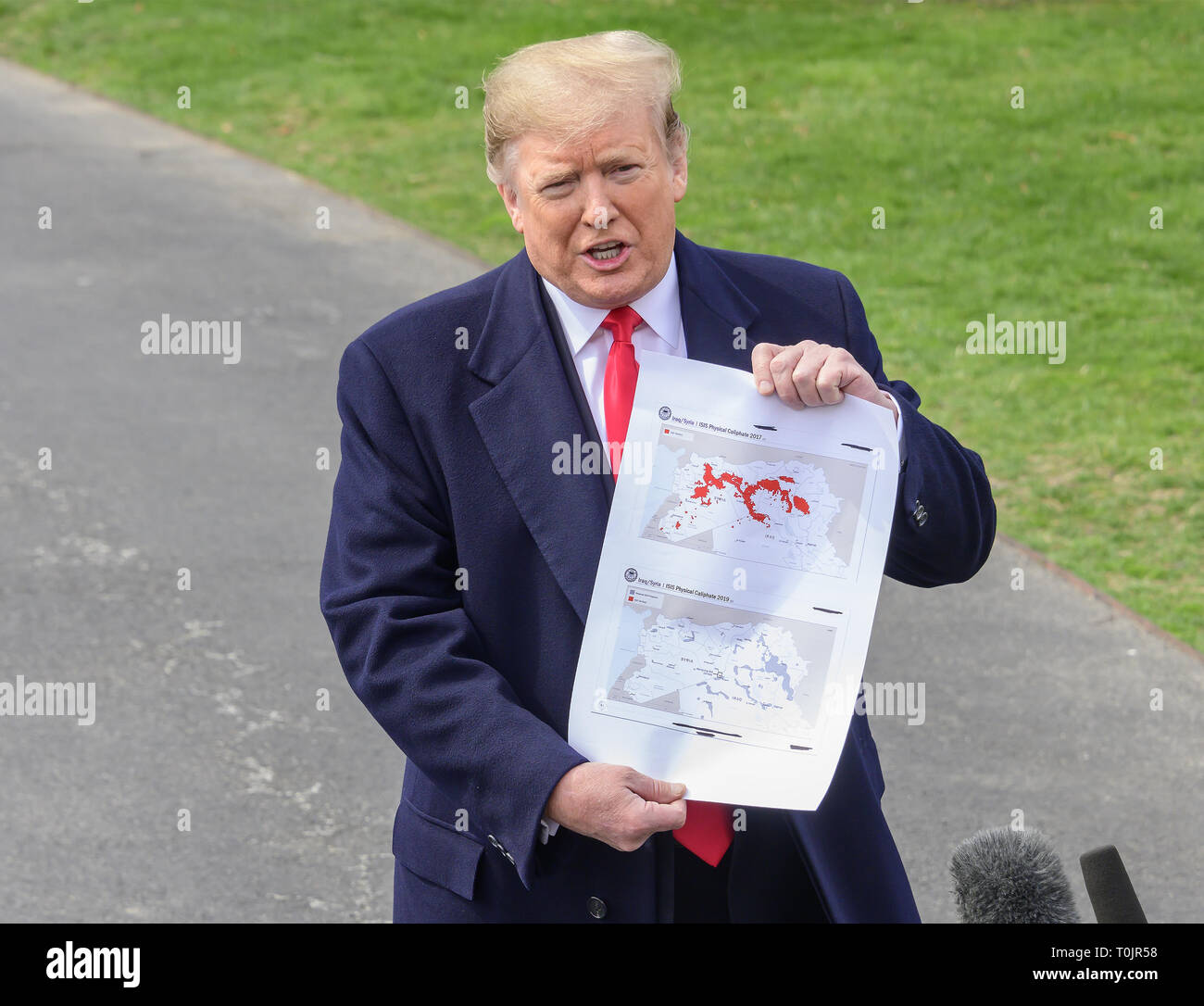Washington, District de Columbia, Etats-Unis. Mar 20, 2019. Le Président des Etats-Unis, Donald J. Trump montre une carte montrant le territoire de la ''l'Iraq/Syrie ISIS 2017 califat physique'' (en haut) ''La Syrie/Iraq califat 2019 Physique ISIS'' (en bas) comme il parle aux médias qu'il quitte la pelouse Sud de la Maison Blanche à Washington, DC pour une journée à Lima, Ohio et Canton, Ohio le Mercredi, Mars 20, 2019 Credit : Ron Sachs/CNP/ZUMA/Alamy Fil Live News Banque D'Images