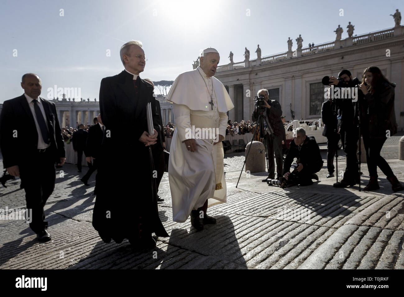 Cité du Vatican, Cité du Vatican, Vatican. Mar 6, 2019. Pape Francis vu arriver à diriger l'audience générale hebdomadaire à la place Saint Pierre.L'Audience générale a lieu tous les mercredi, quand le Pape est dans la Cité du Vatican à la place Saint Pierre, qui peut accueillir environ 80 000 personnes. Au cours de l'Audience générale, également appelé l'Audience Papale, le Saint Père s'adresse à la foule dans différentes langues. Credit : Giuseppe Ciccia SOPA/Images/ZUMA/Alamy Fil Live News Banque D'Images Cité du Vatican, Cité du Vatican, Vatican. Mar 6, 2019. Pape Francis vu arriver à diriger l'audience générale hebdomadaire à la place Saint Pierre.L'Audience générale a lieu tous les mercredi, quand le Pape est dans la Cité du Vatican à la place Saint Pierre, qui peut accueillir environ 80 000 personnes. Au cours de l'Audience générale, également appelé l'Audience Papale, le Saint Père s'adresse à la foule dans différentes langues. Credit : Giuseppe Ciccia SOPA/Images/ZUMA/Alamy Fil Live News Banque D'Images