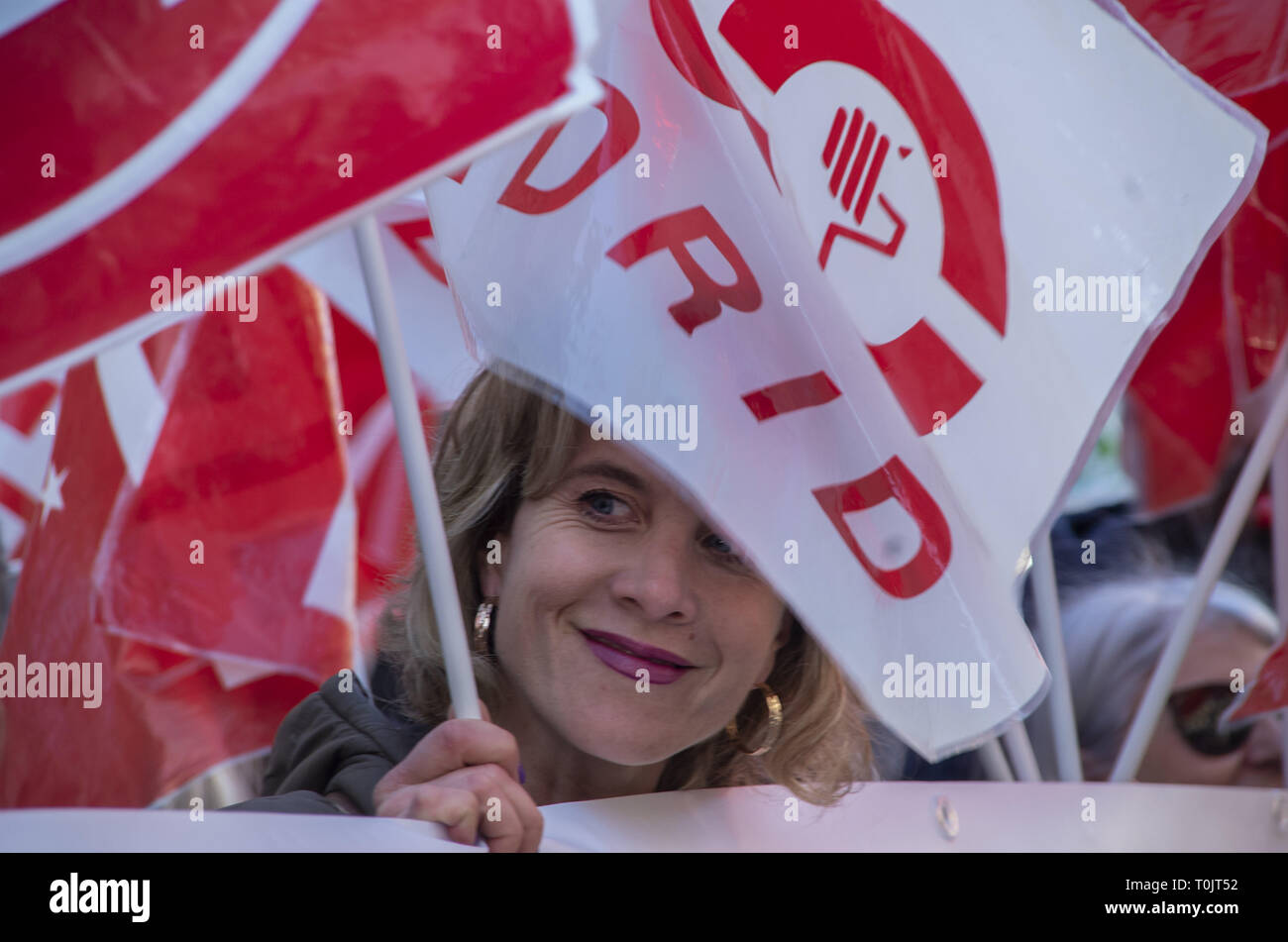 Madrid, Madrid, Espagne. Mar 20, 2019. Vu une femme tenant un drapeau pendant la manifestation.Les syndicats de l'enseignement à Madrid ont protesté à la demande de changement de la loi de la retraite pour permettre aux travailleurs de prendre leur retraite plus tôt afin de s'assurer que le travail pour les nouvelles générations. Credit : Lora Grigorova SOPA/Images/ZUMA/Alamy Fil Live News Banque D'Images