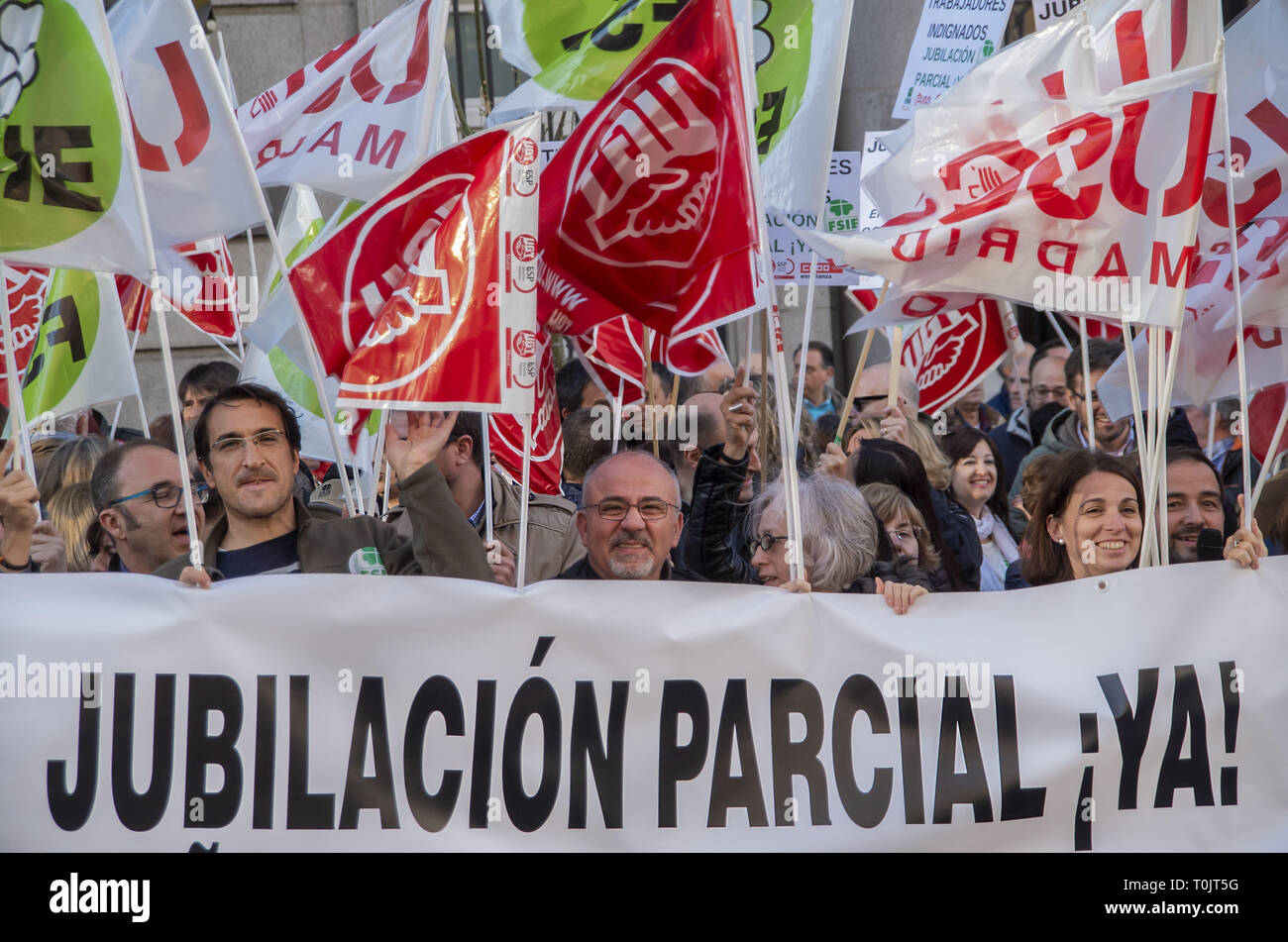 Madrid, Madrid, Espagne. Mar 20, 2019. Les syndicats enseignants sont considérés tenant des drapeaux et une banderole qui dit qu'une retraite anticipée dès maintenant ! Dans le secteur de l'éducation de Madrid pendant la manifestation.Les syndicats de l'enseignement à Madrid ont protesté à la demande de changement de la loi de la retraite pour permettre aux travailleurs de prendre leur retraite plus tôt afin de s'assurer que le travail pour les nouvelles générations. Credit : Lora Grigorova SOPA/Images/ZUMA/Alamy Fil Live News Banque D'Images