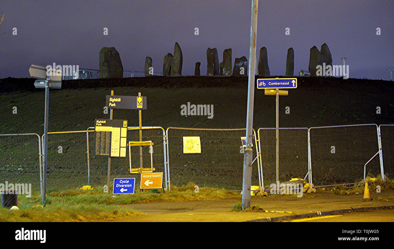 Glasgow, Écosse, Royaume-Uni, le 20 mars, 2019, UK Weather : Sighthill un cercle cercle de pierre est restauré 40 ans après avoir été construite pour l'Équinoxe de printemps. Iy a été le premier cercle de pierre érigée au Royaume-Uni pour 3000 ans maintenant re-érigée, après avoir été placé dans le cadre du plus grand projet de logement public en Europe de l'important festival druidique. Le cercle a d'abord érigé dans les années 1980 d'eux d'être un important patrimoine culturel et artistique de ce qu'est une communauté avec un reborn 250 millions de livres de budget du logement. Le solstice a été ce soir après la tombée de la nuit. Gerard crédit Ferry/Alamy Live News Banque D'Images