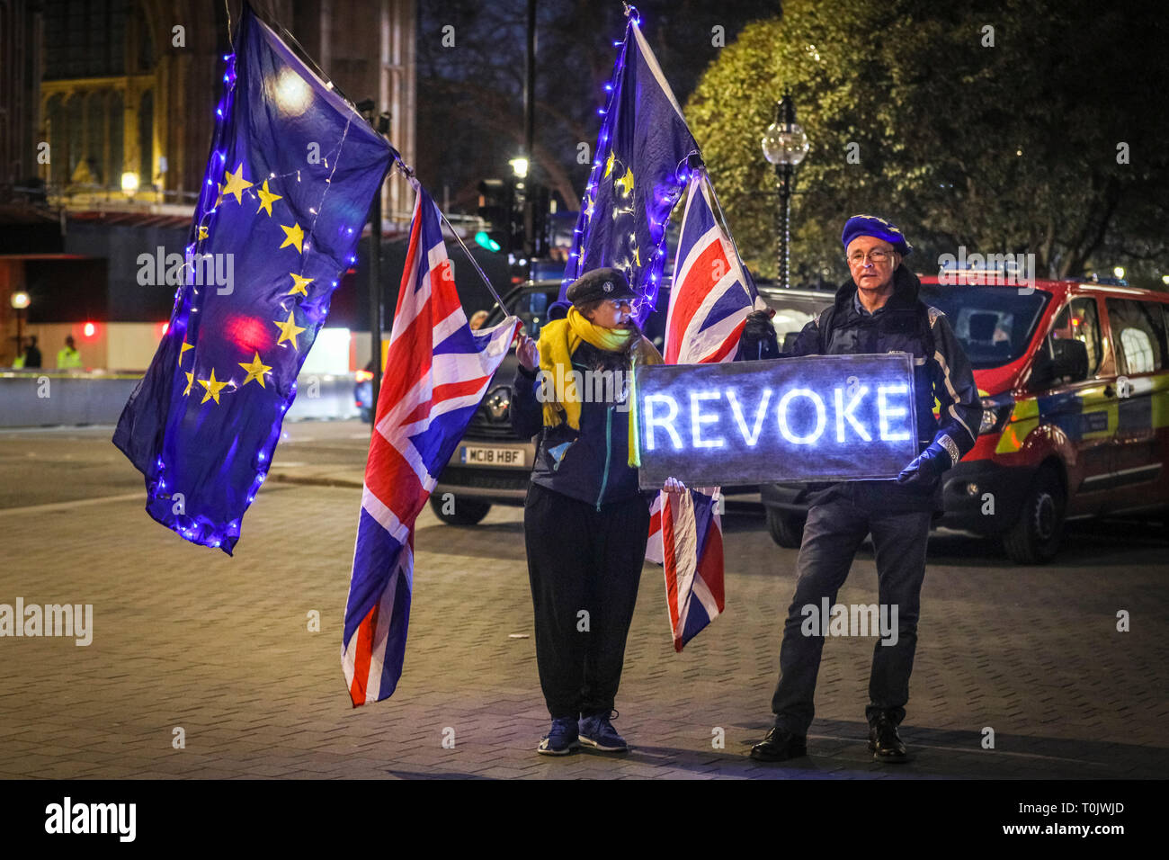 Westminster, London, UK, le 20 Mar 2019. Un Anti-Brexit "don manifestants iam cohelo' avec néon signe des lettres invitant PM Theresa Mai à révoquer l'article 50. Credit : Imageplotter/Alamy Live News Banque D'Images