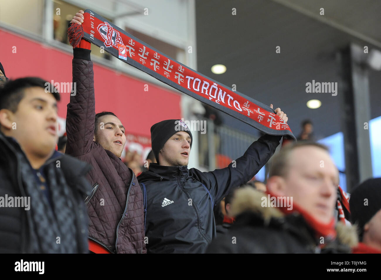 Le Toronto FC MLS 2019 fans au cours de match de saison régulière entre les FC de Toronto (Canada) et New England Revolution (USA) au BMO Field à Toronto. (Score final : Toronto FC 3 - 2 New England Revolution) Banque D'Images