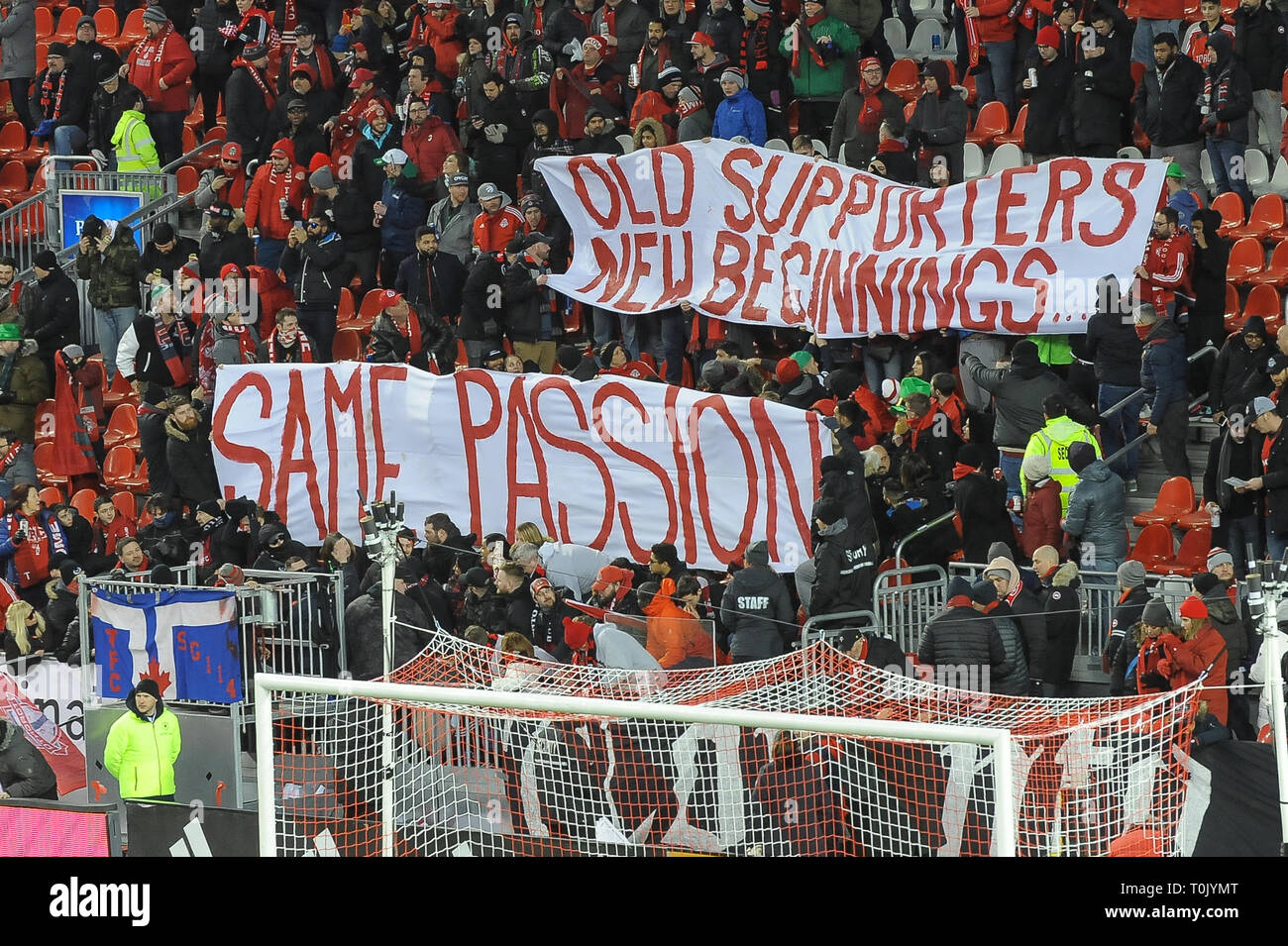 Fans bannières durant la saison régulière MLS 2019 match entre FC de Toronto (Canada) et New England Revolution (USA) au BMO Field à Toronto. (Score final : Toronto FC 3 - 2 New England Revolution) Banque D'Images