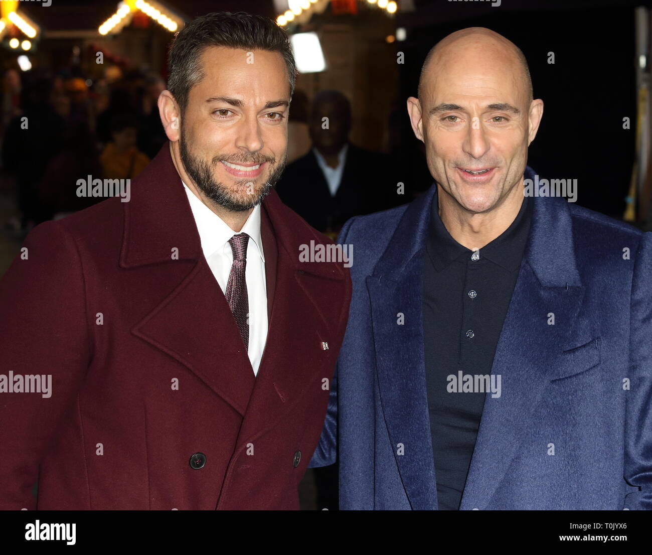 Zachary Levi (L) et Mark Strong au DC 'Shazm' Fun juste lancer photocall à Bernie Spain Gardens South Bank de Londres. Banque D'Images