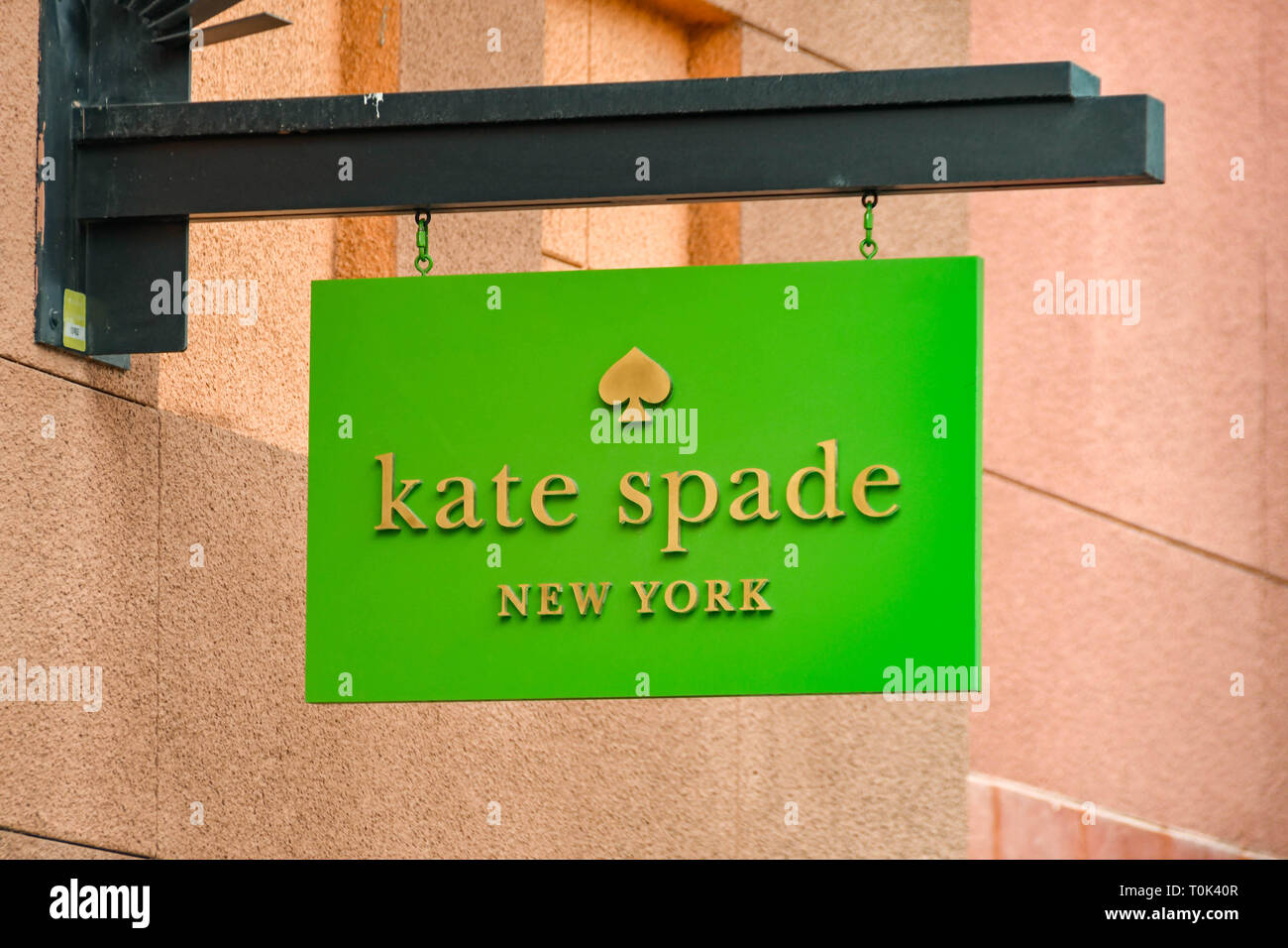 LAS VEGAS, NV, USA - Février 2019 : Inscrivez-vous au dessus de l'entrée du magasin à Kate Spade les Premium Outlets de Las Vegas. Banque D'Images