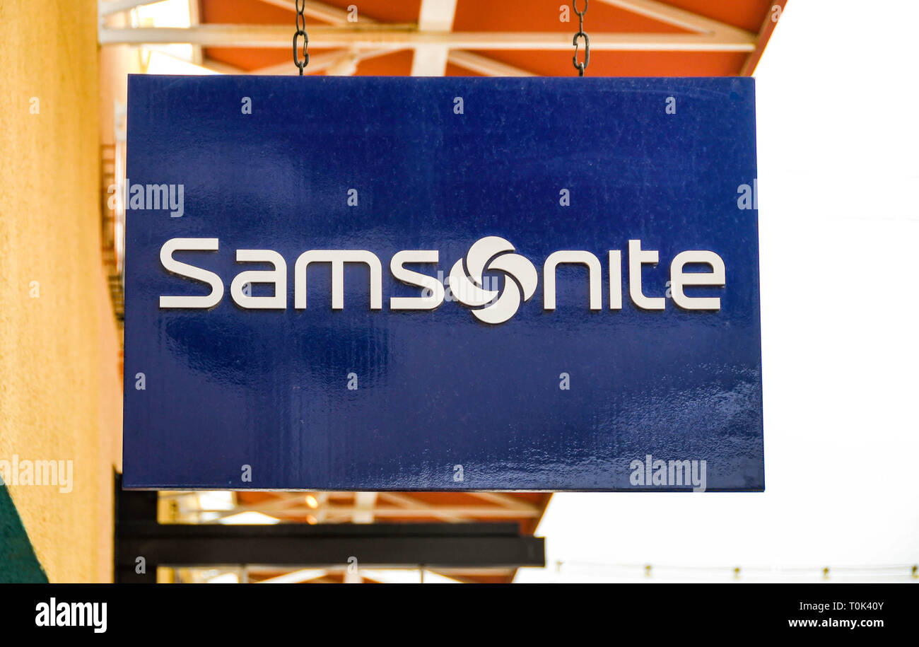 LAS VEGAS, NV, USA - Février 2019 : Inscrivez-vous au dessus de l'entrée du magasin Samsonite dans le Premium Outlets north à Las Vegas. Banque D'Images