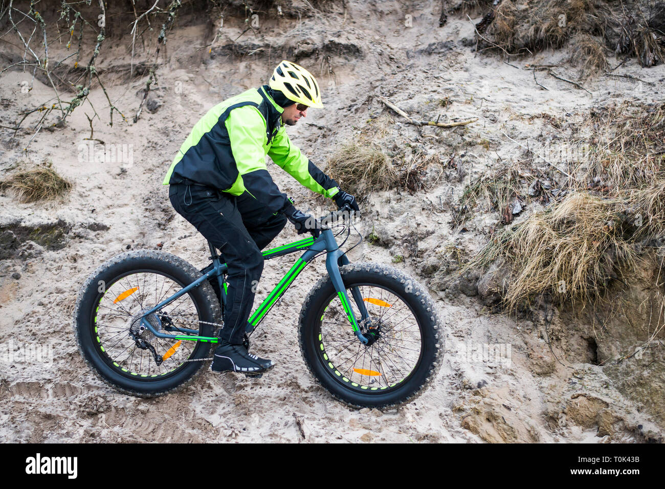 Jeune homme sur la graisse du vélo sur la plage en février - Pologne Banque D'Images